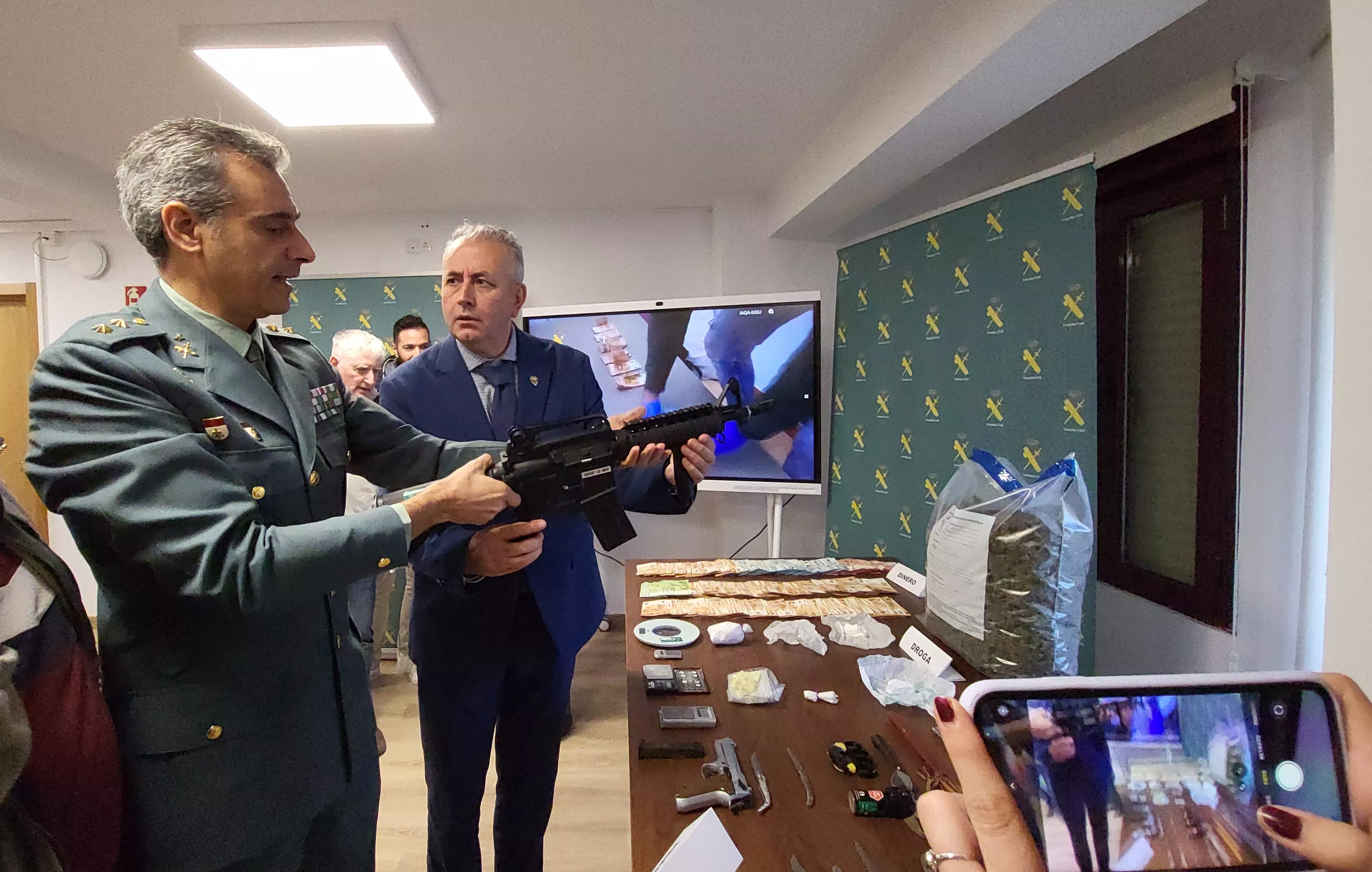 El teniente coronel Pulido y el subdelegado Campos observan el material.