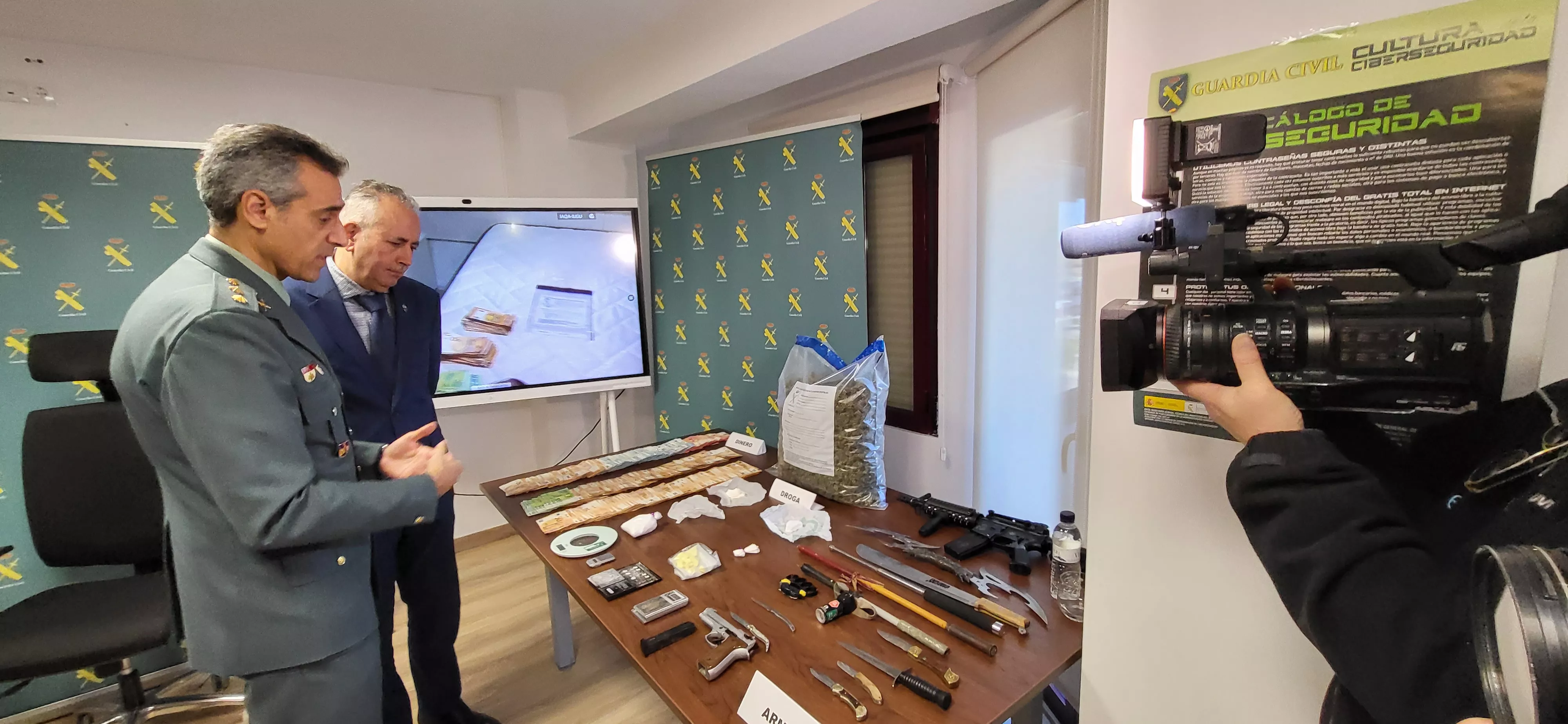El teniente coronel Pulido y el subdelegado Campos observan el material.