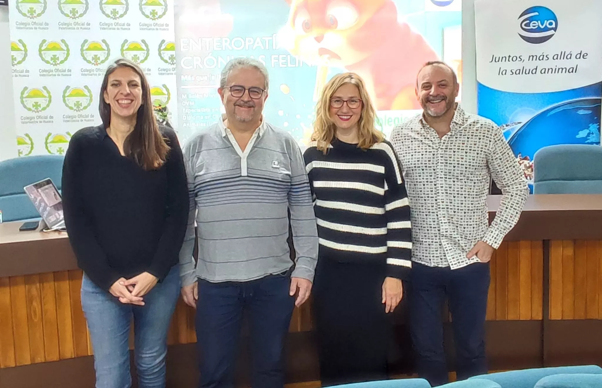 Participantes en la conferencia sobre los gatos en el Colegio de Veterinarios de Huesca