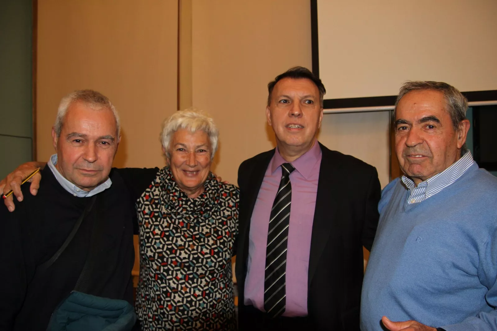 Joaquim Bosch en Huesca, con miembros de la Universidad Ciudadana. Foto Carlos Neofato