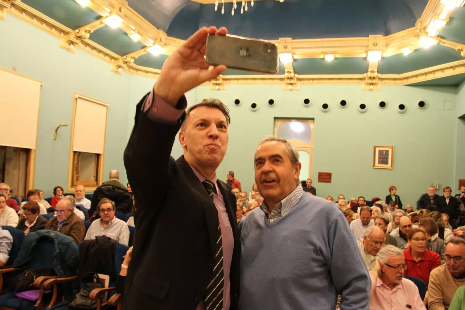 Joaquim Bosch en Huesca, con el presidente de la Universidad Ciudadana, Miche Escartín. Foto Carlos Neofato