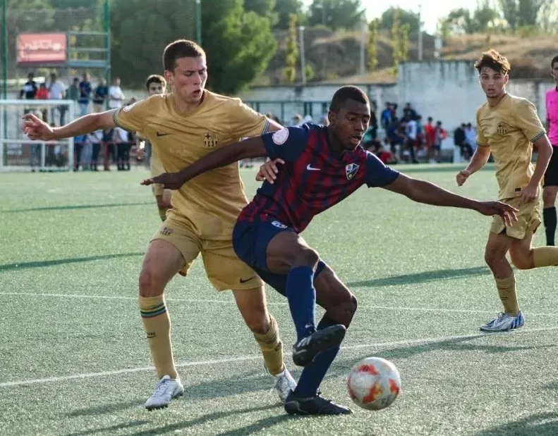 Ñama Macalou controla un balón en su periplo en el Huesca DHJ, antes de recalar en el Almudévar. Ñama Macalou controla un balón en su periplo en el Huesca DHJ, antes de recalar en el Almudévar.