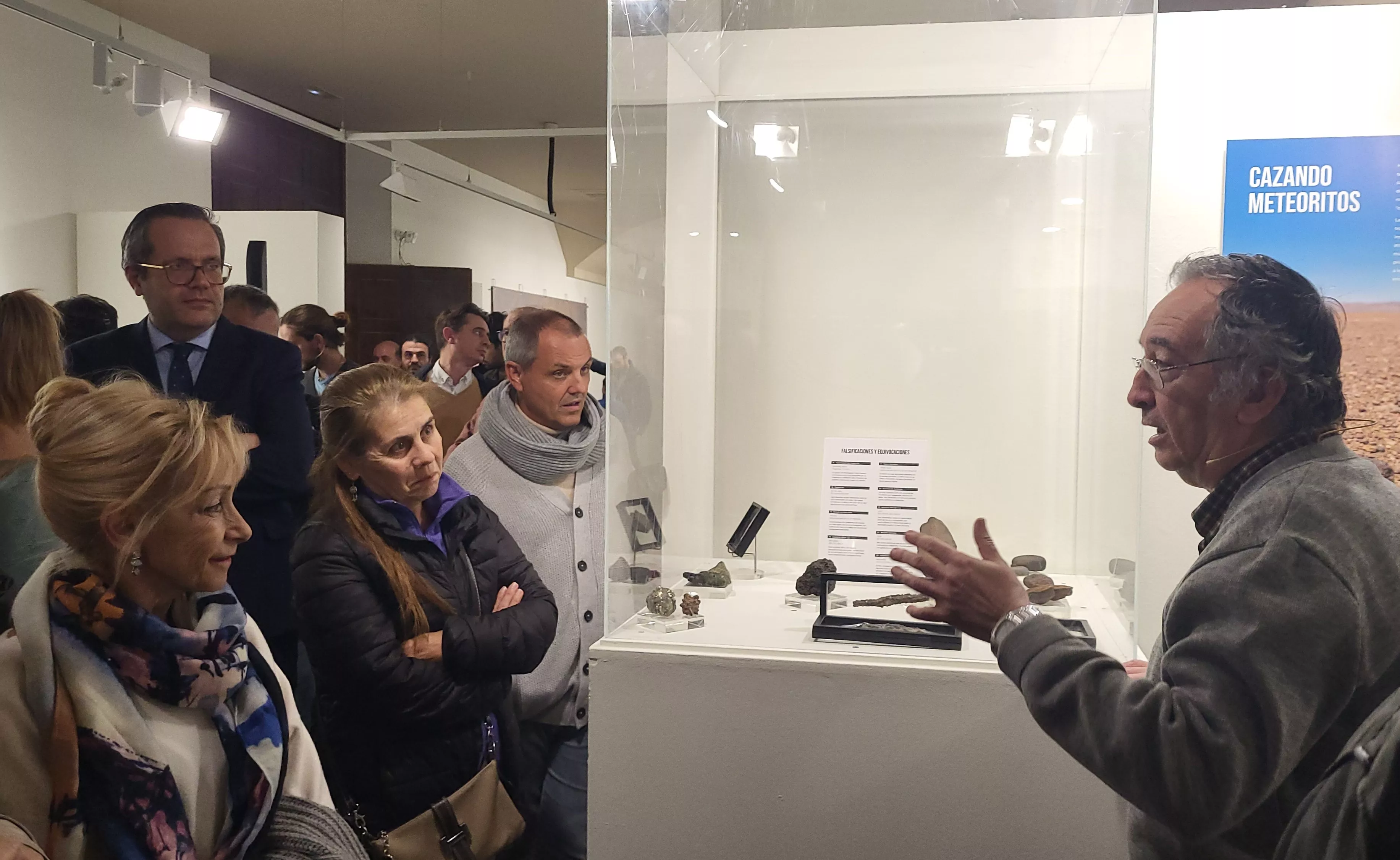 Juan Castiella, secretario de la Agrupación Astronómica de Huesca, dirige una visita guiada a la exposición. Foto Mercedes Manterola