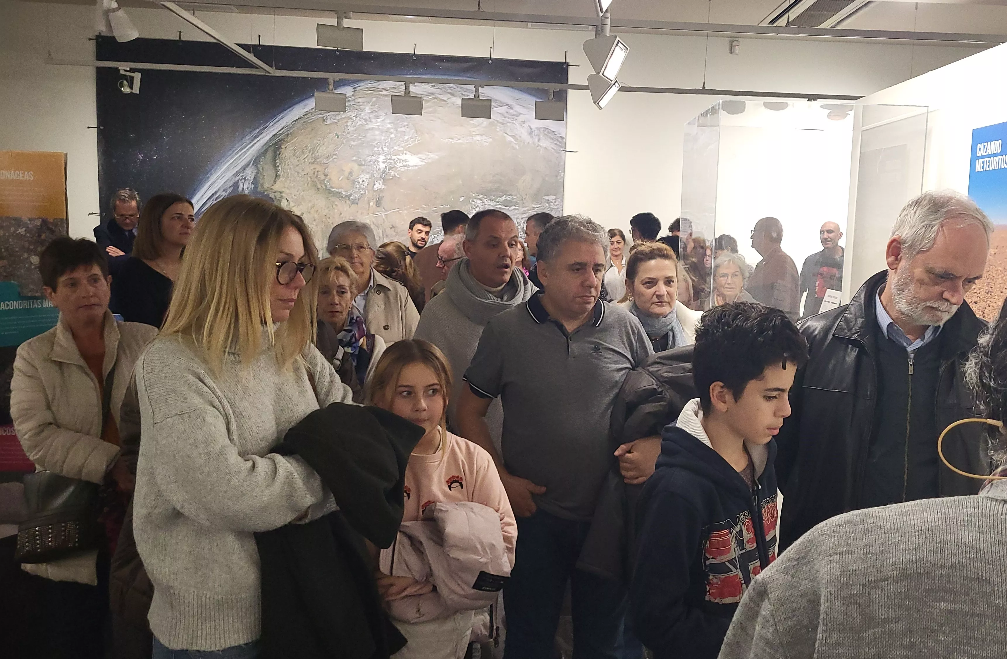 Juan Castiella, secretario de la Agrupación Astronómica de Huesca, dirige una visita guiada a la exposición. Foto Mercedes Manterola