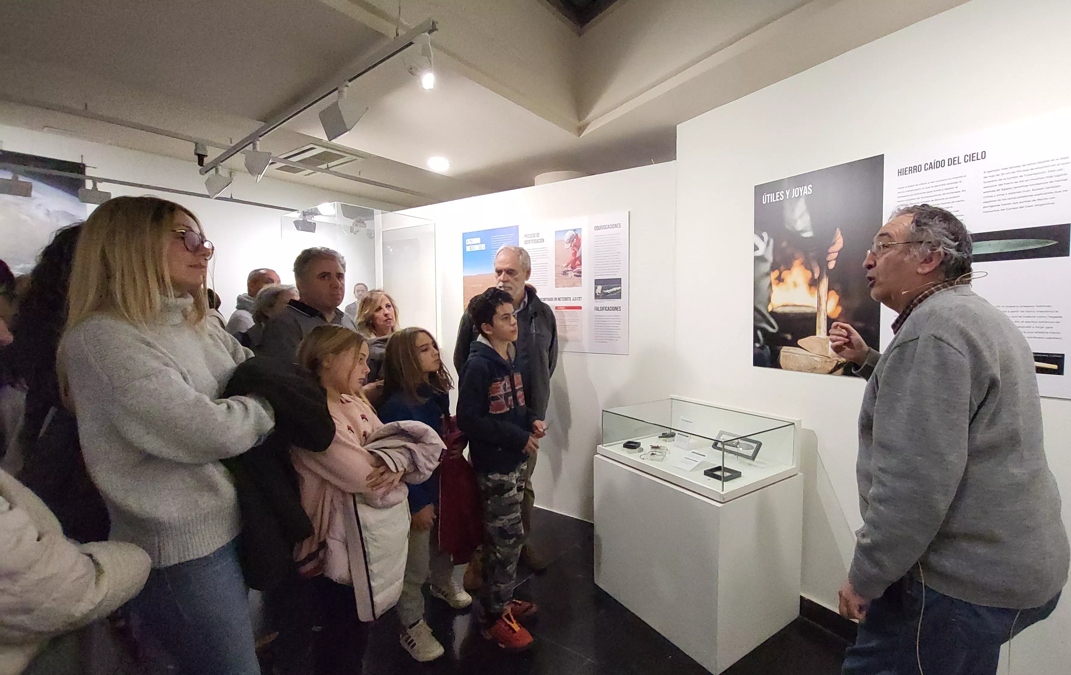 Juan Castiella, secretario de la Agrupación Astronómica de Huesca, dirige una visita guiada a la exposición. Foto Mercedes Manterola