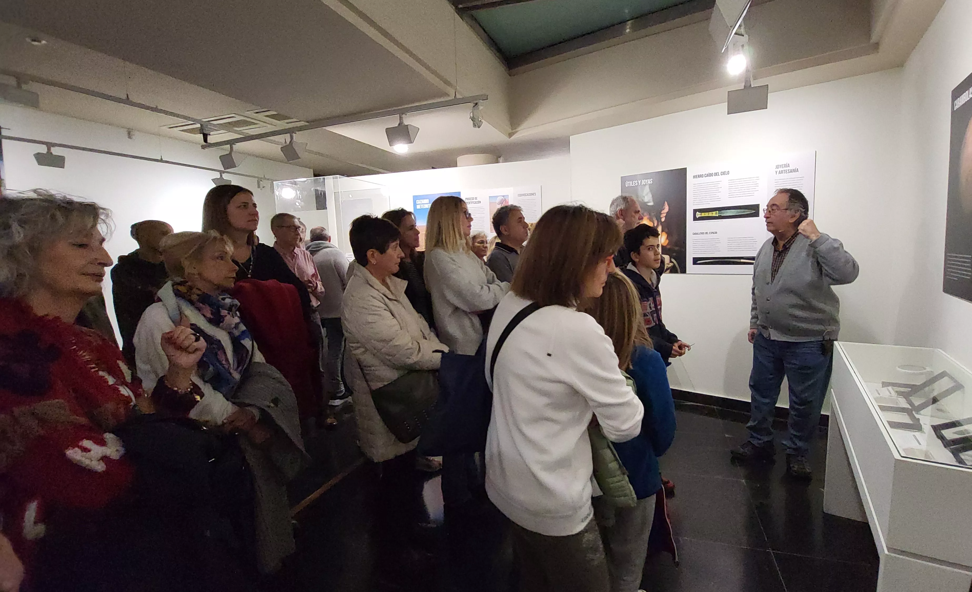 Juan Castiella, secretario de la Agrupación Astronómica de Huesca, dirige una visita guiada a la exposición. Foto Mercedes Manterola