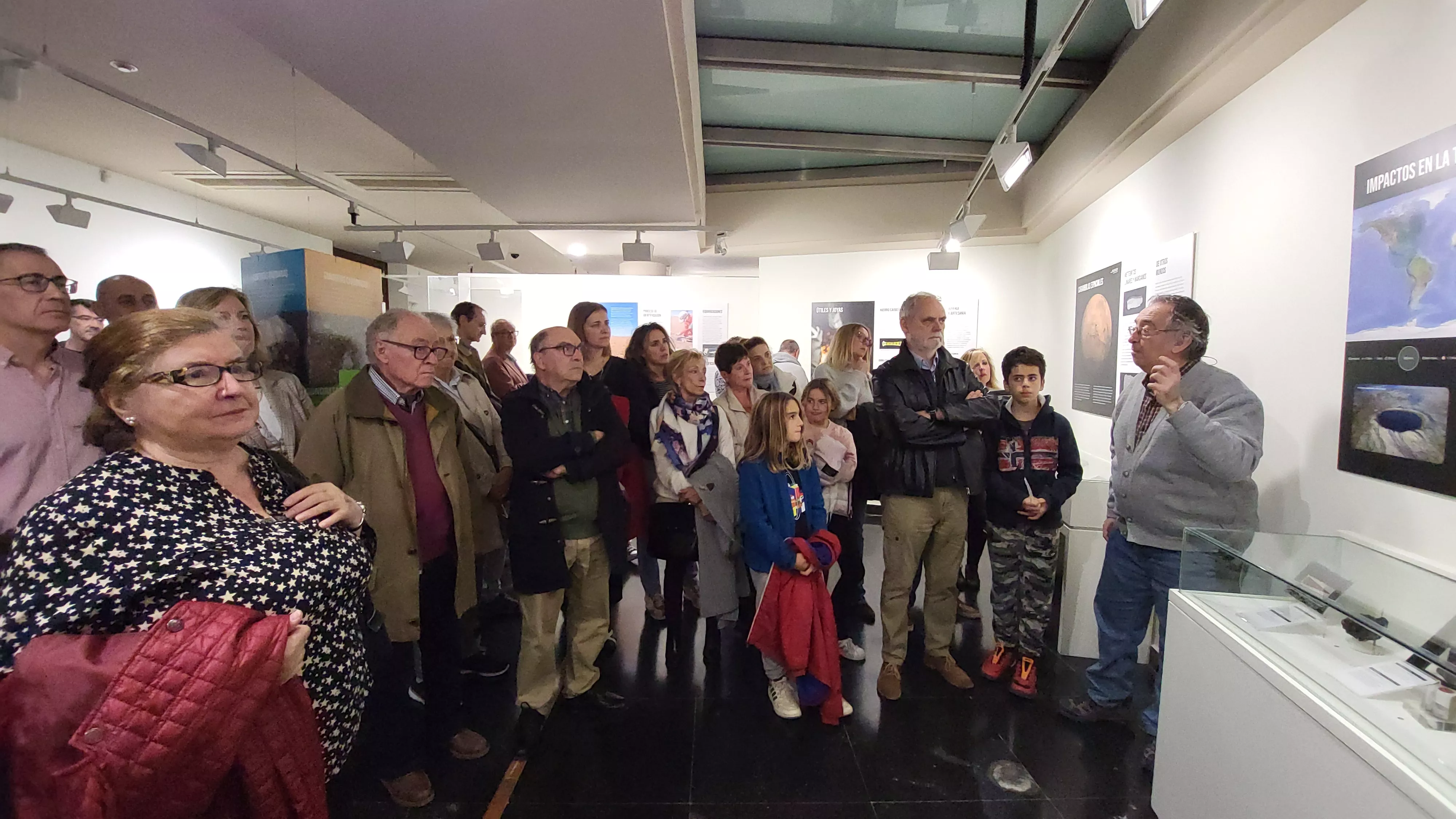 Juan Castiella, secretario de la Agrupación Astronómica de Huesca, dirige una visita guiada a la exposición. Foto Mercedes Manterola