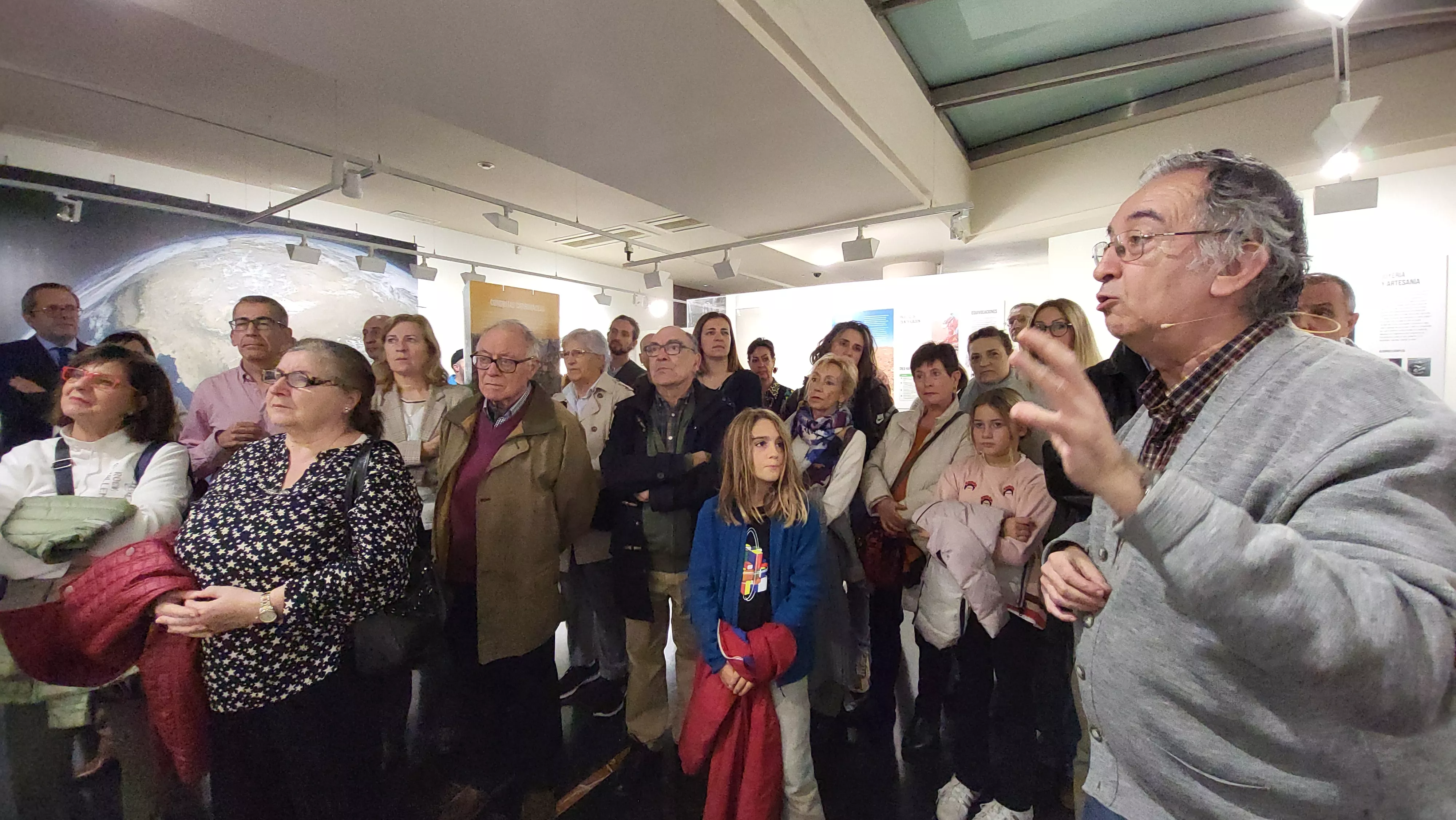 Juan Castiella, secretario de la Agrupación Astronómica de Huesca, dirige una visita guiada a la exposición. Foto Mercedes Manterola