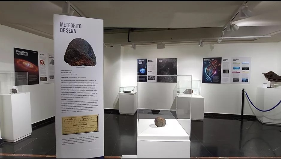 Meteorito Sena en la exposición instalada en el Palacio de Villahemosa.