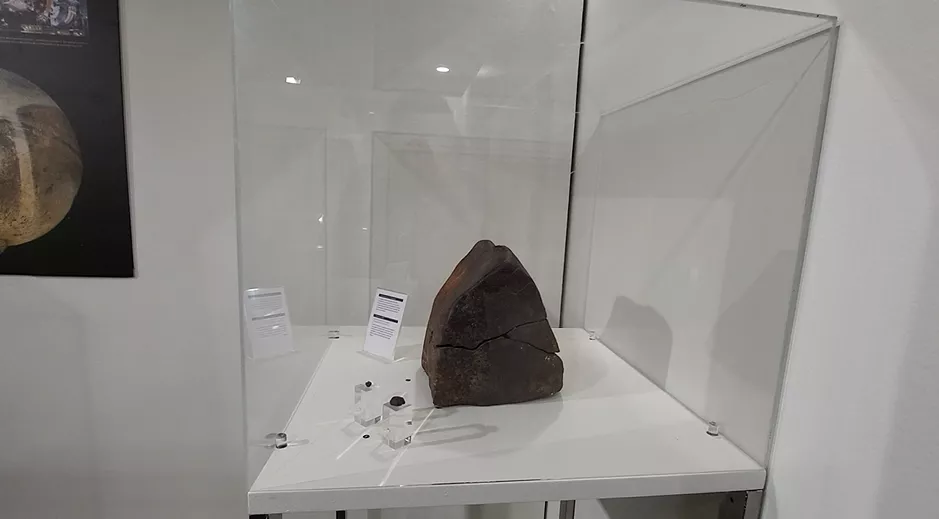 Piezas de la exposición del Planetario de Aragón.