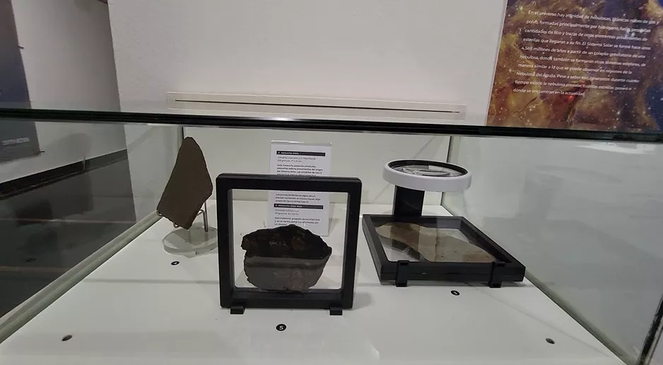 Piezas de la exposición del Planetario de Aragón.