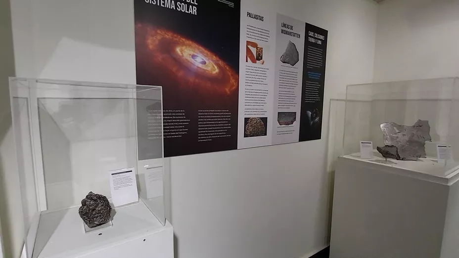Piezas de la exposición del Planetario de Aragón.