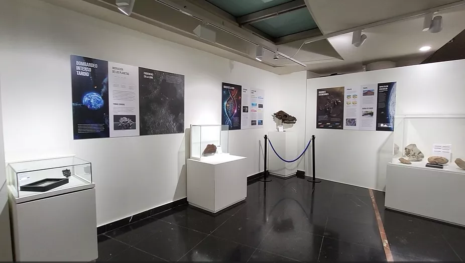 Piezas de la exposición del Planetario de Aragón.