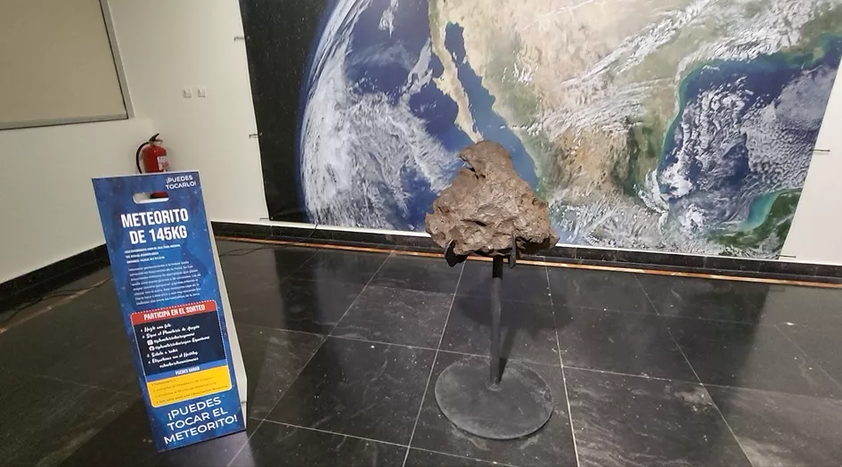 Piezas de la exposición del Planetario de Aragón.