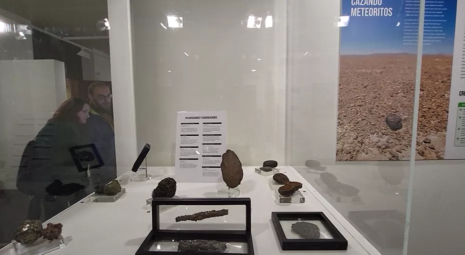 Piezas de la exposición del Planetario de Aragón.