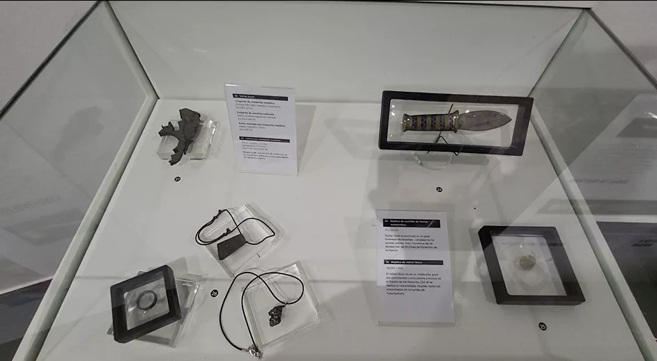 Piezas de la exposición del Planetario de Aragón.