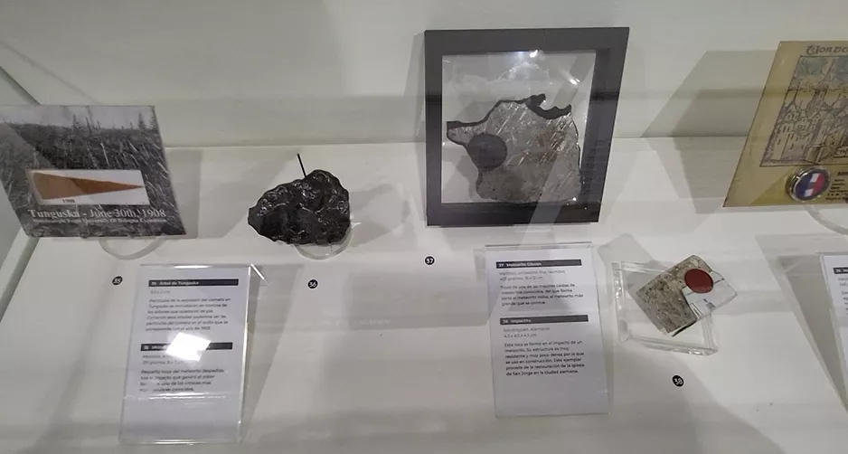 Piezas de la exposición del Planetario de Aragón.