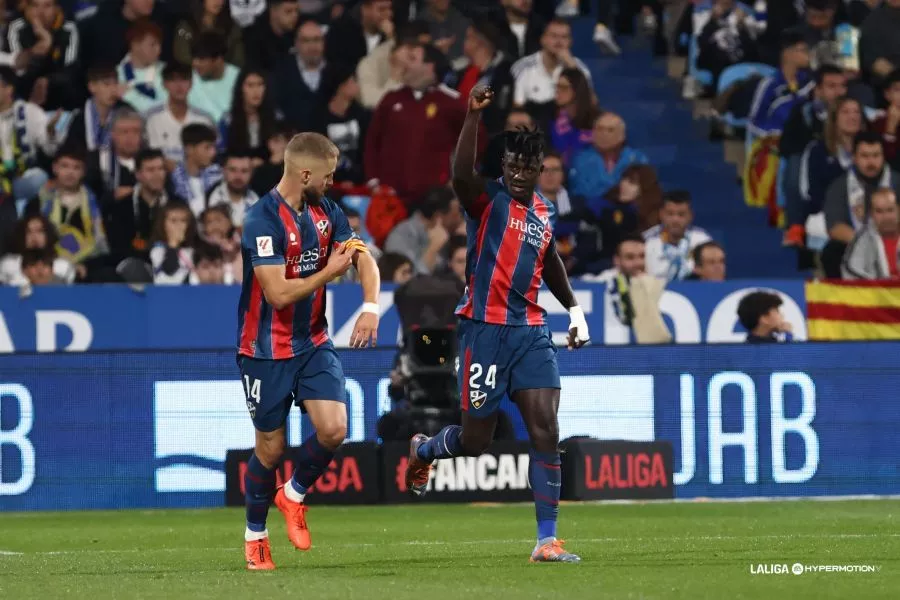 Pulido y Obeng celebran el gol del ghanés. Los jugadores del Huesca, uno a uno