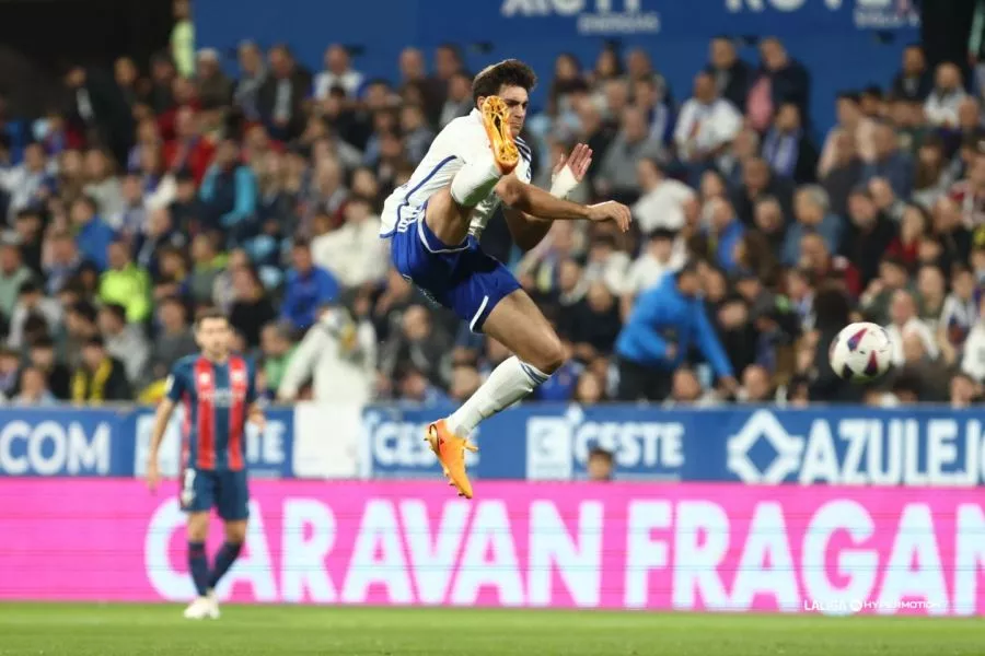 Acrobático el jugador del Zaragoza