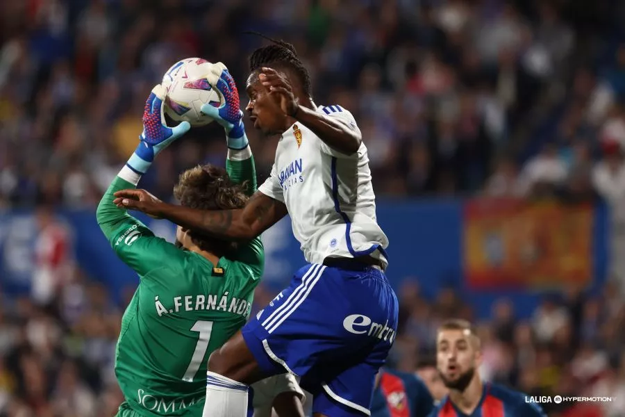 Alvaro Fernández bloca ante Jair