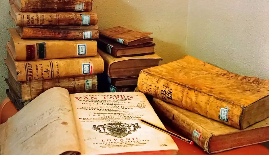 "Libros seguidos en las facultades oscenses, señalados en el Plan de 1804 (Biblioteca Pública de Huesca, Fondo Antiguo)"