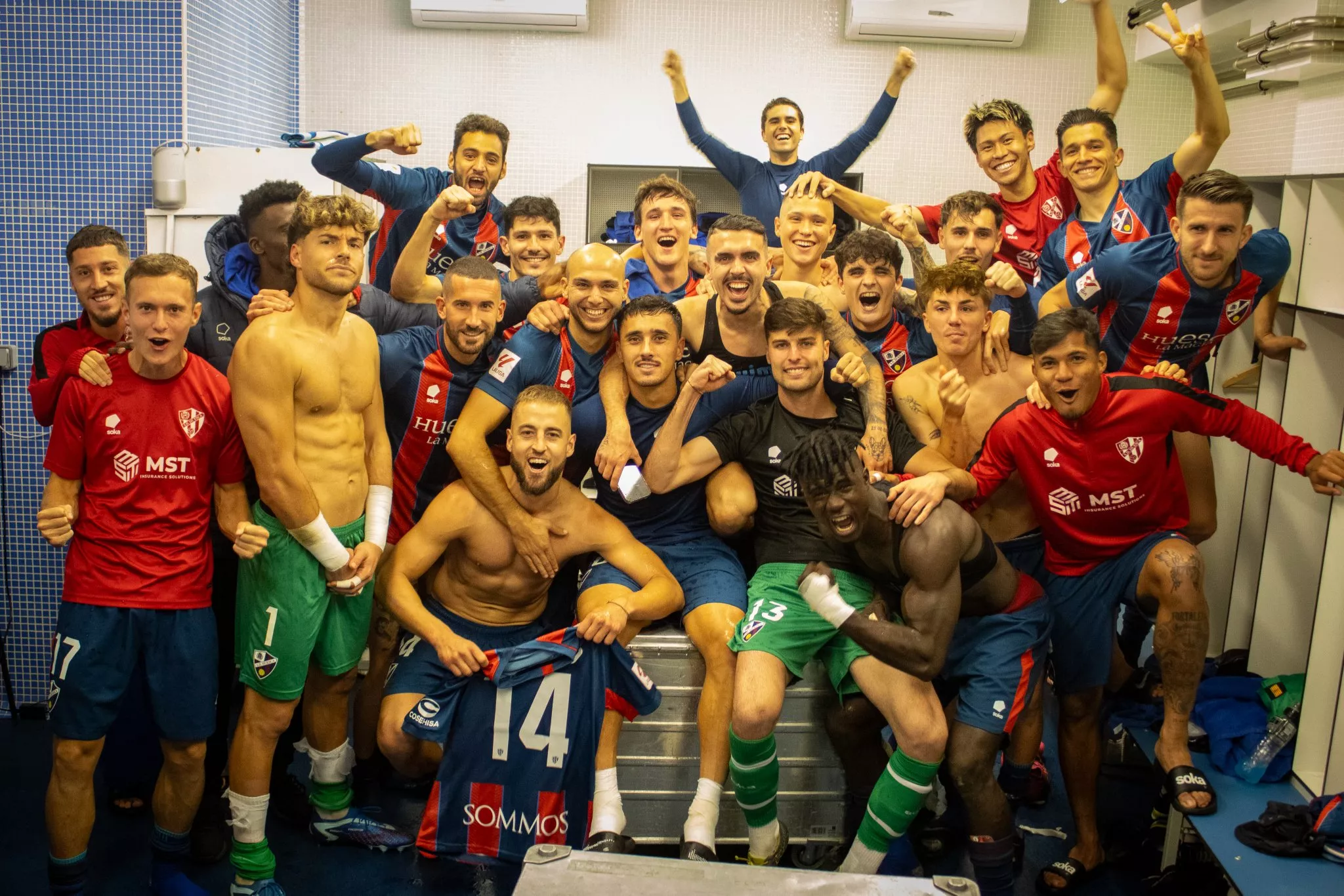 Los jugadores del Huesca celebran el triunfo en La Romareda, con Jorge Pulido.