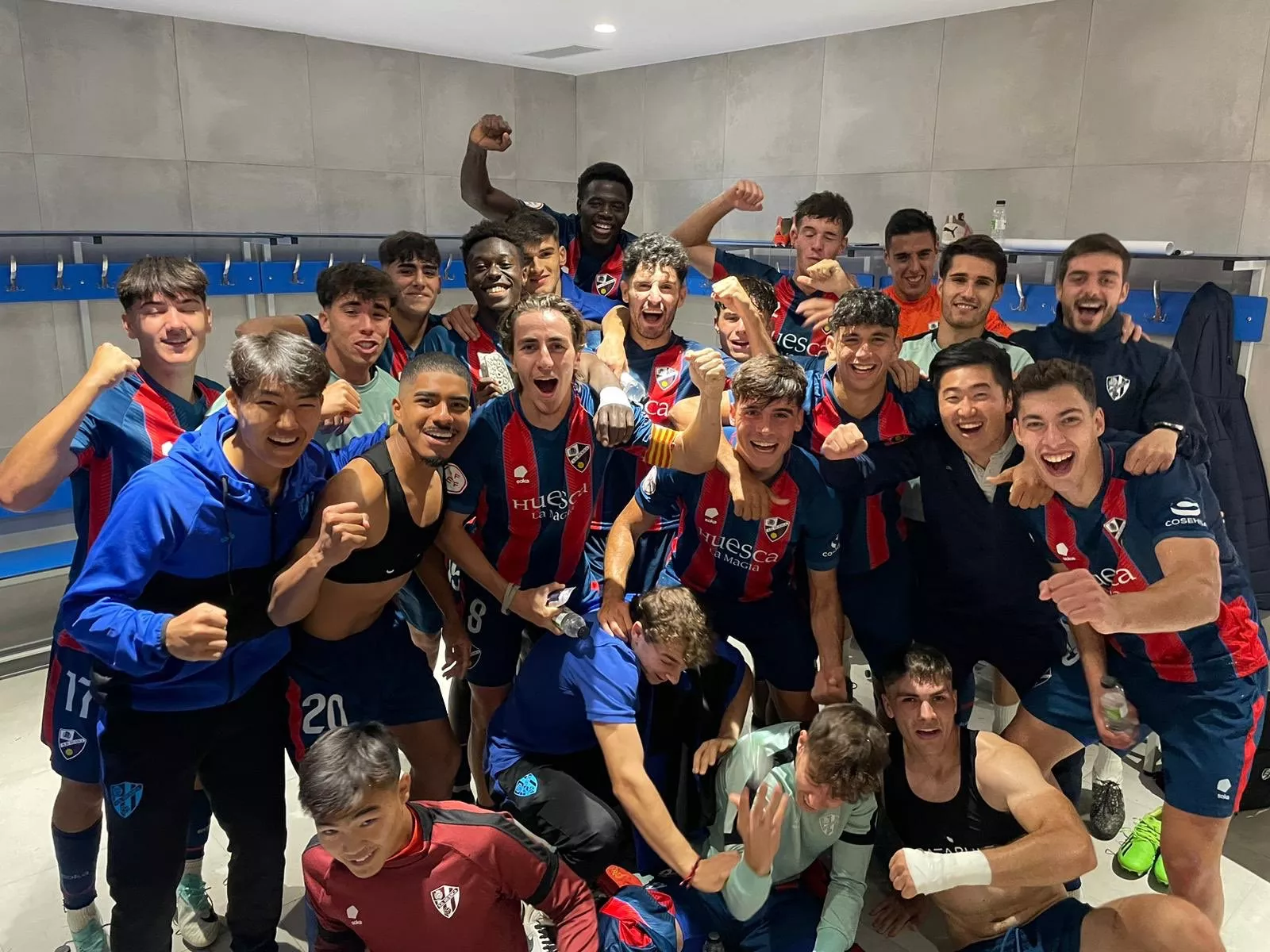 Los jugadores del Huesca B celebran la victoria ante el Tamarite.