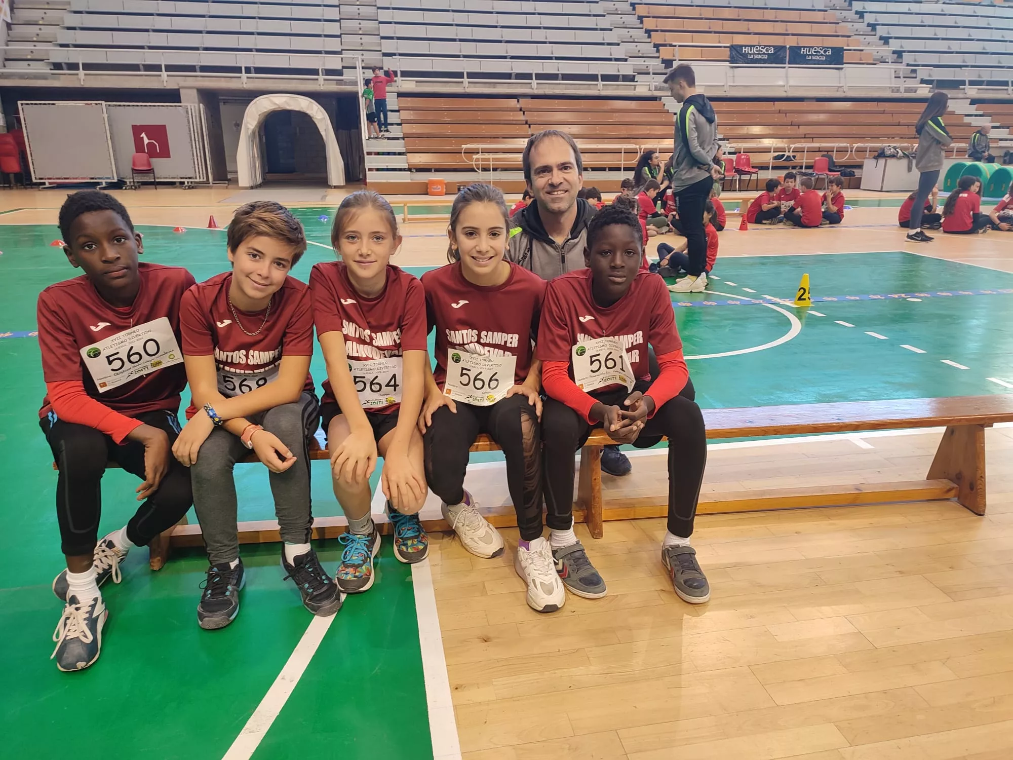 Dani Durán con un grupo de niños del Atletismo Divertido.