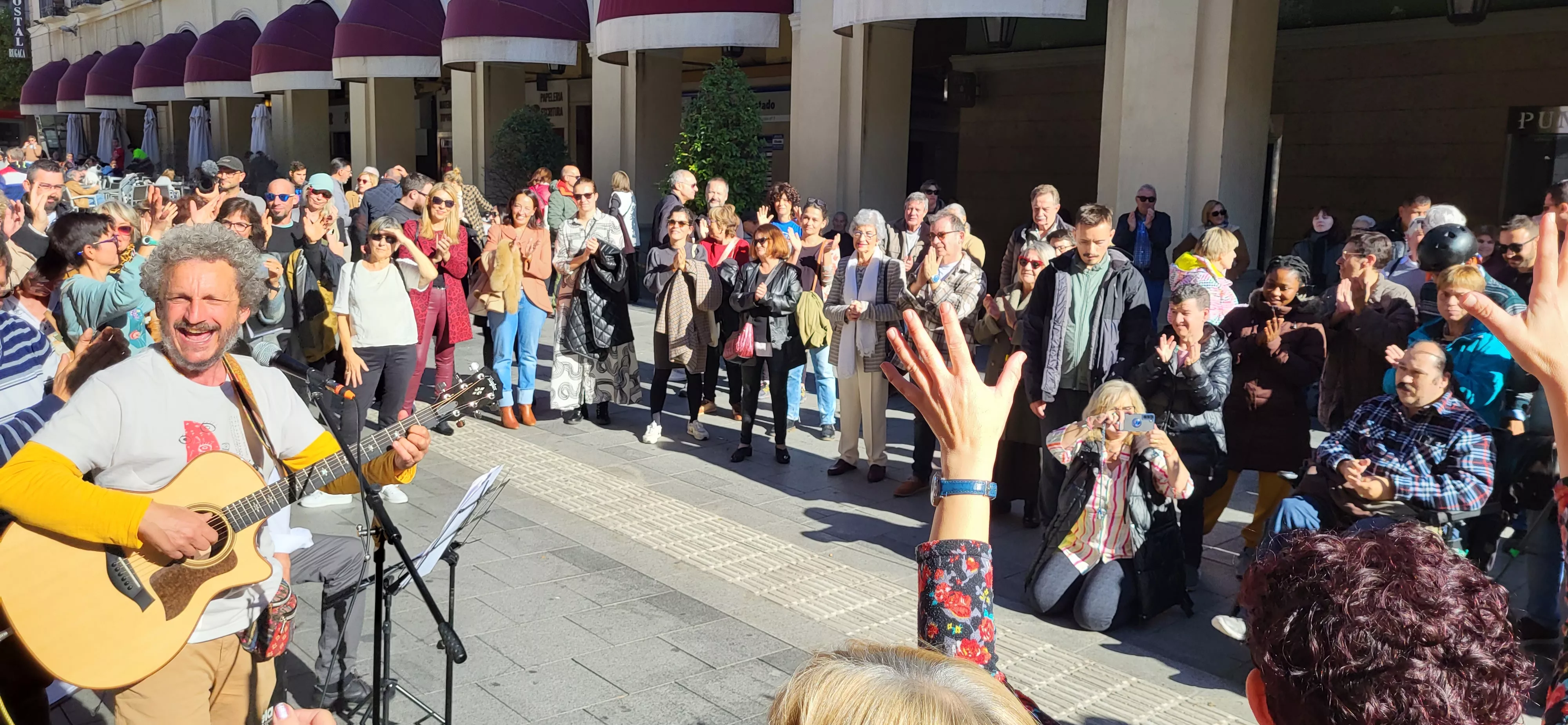 Actuación del Coro de Arcadia y La Remós Band en la clausura de Diversario. Foto Mercedes Manterola