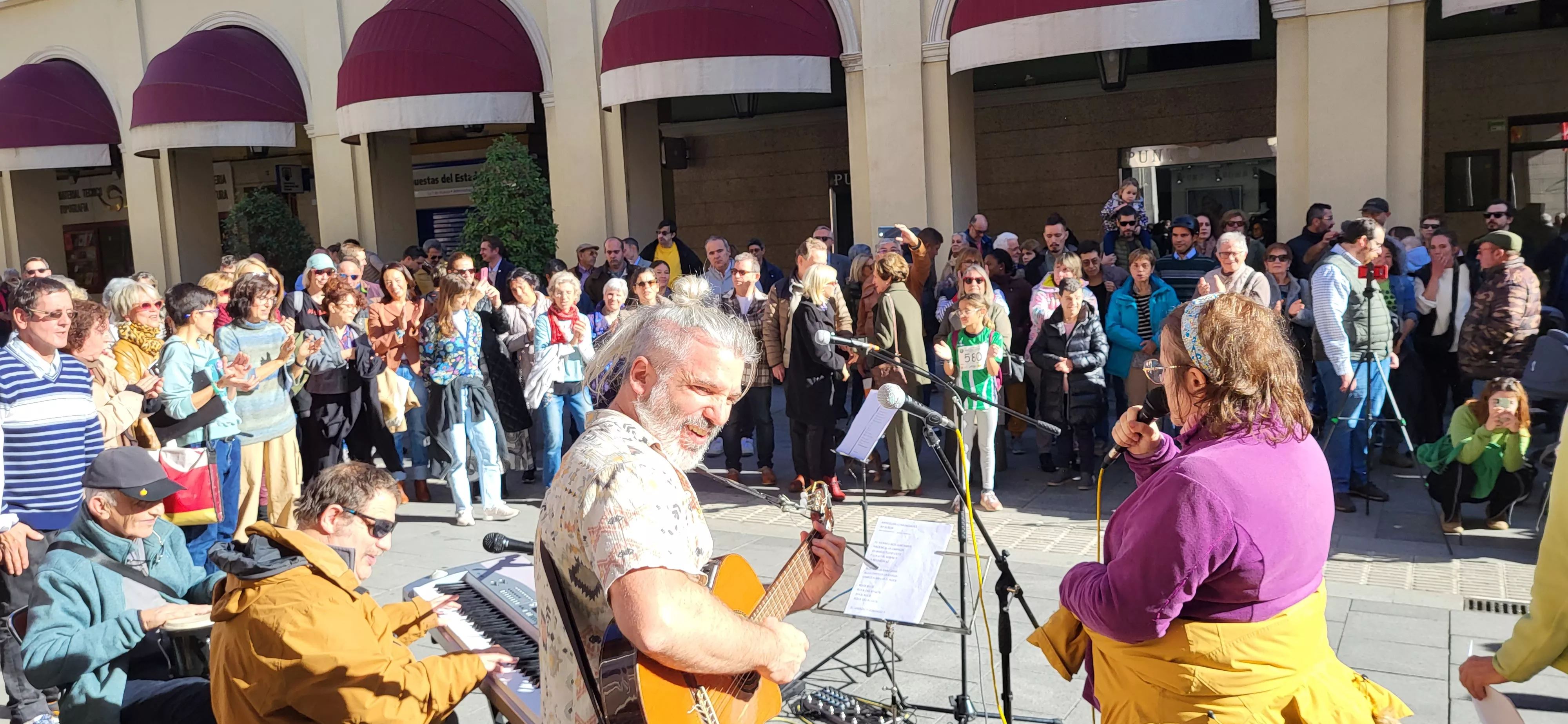 Actuación del Coro de Arcadia y La Remós Band en la clausura de Diversario. Foto Mercedes Manterola