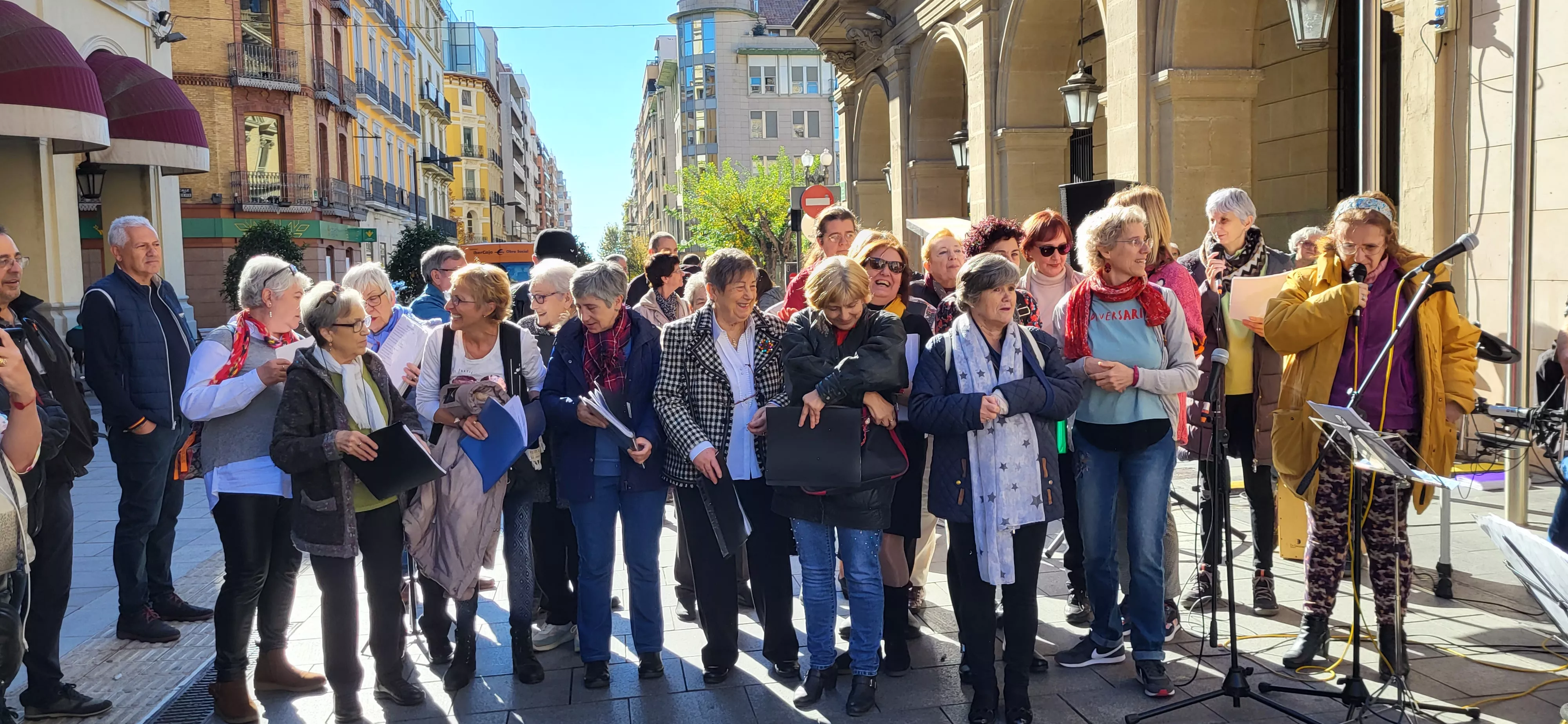 Actuación del Coro de Arcadia y La Remós Band en la clausura de Diversario. Foto Mercedes Manterola
