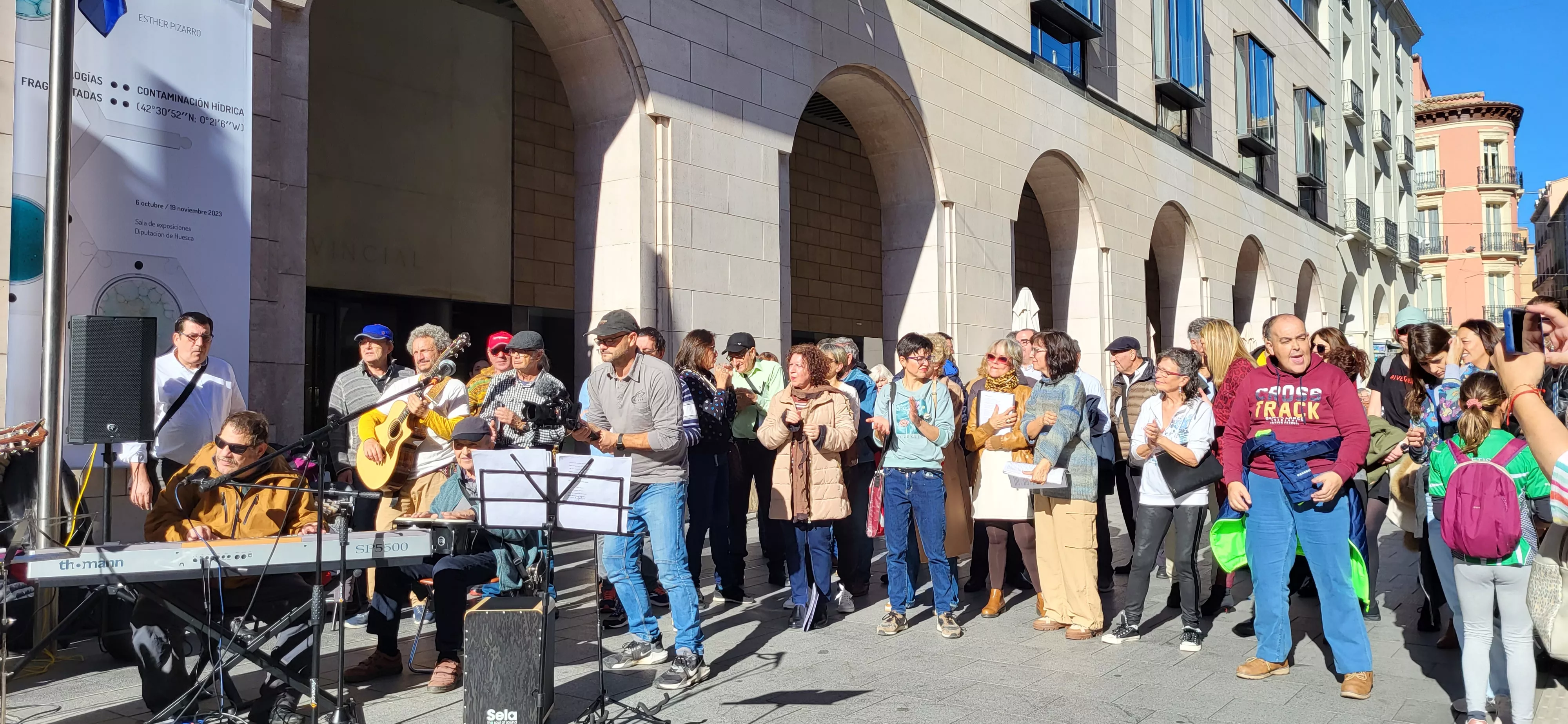 Actuación del Coro de Arcadia y La Remós Band en la clausura de Diversario. Foto Mercedes Manterola