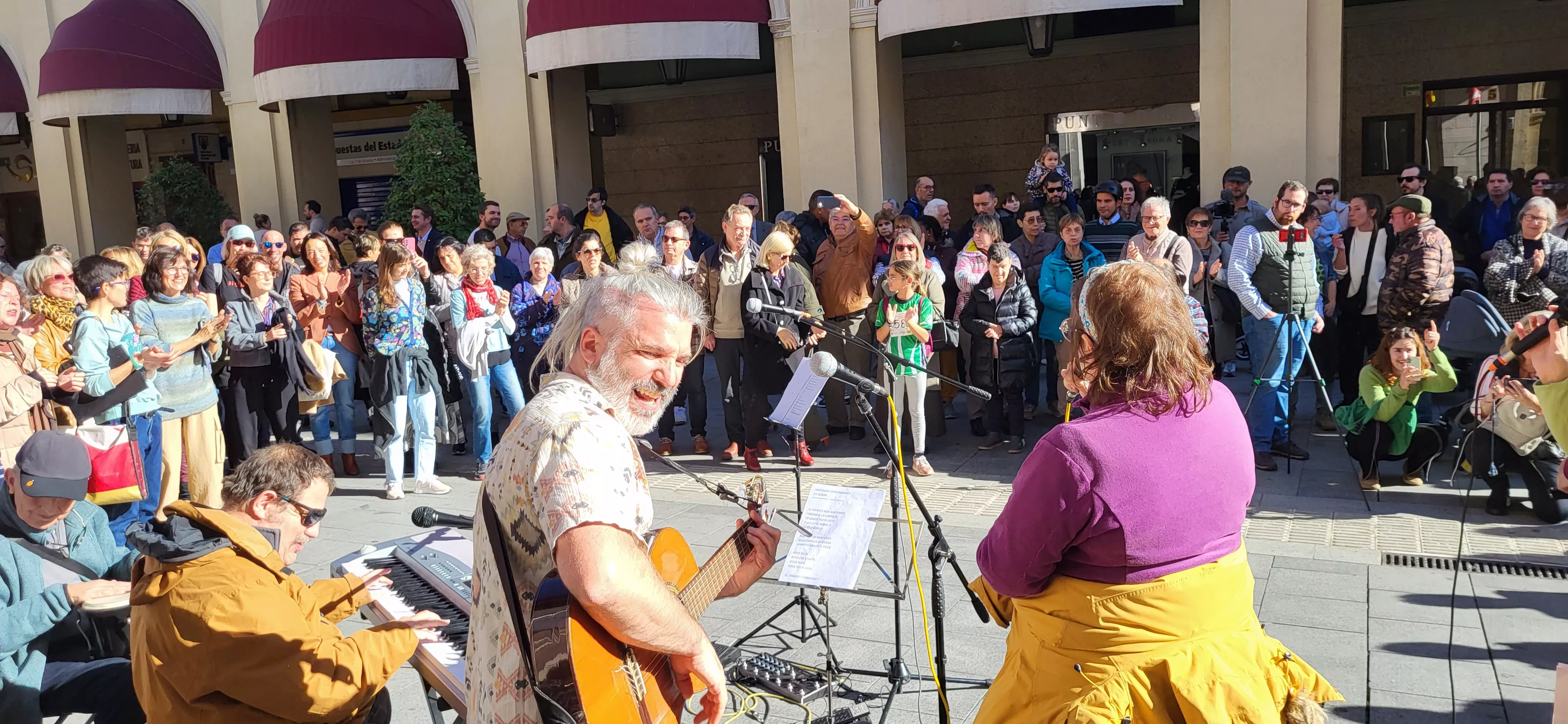 Actuación del Coro de Arcadia y La Remós Band en la clausura de Diversario. Foto Mercedes Manterola