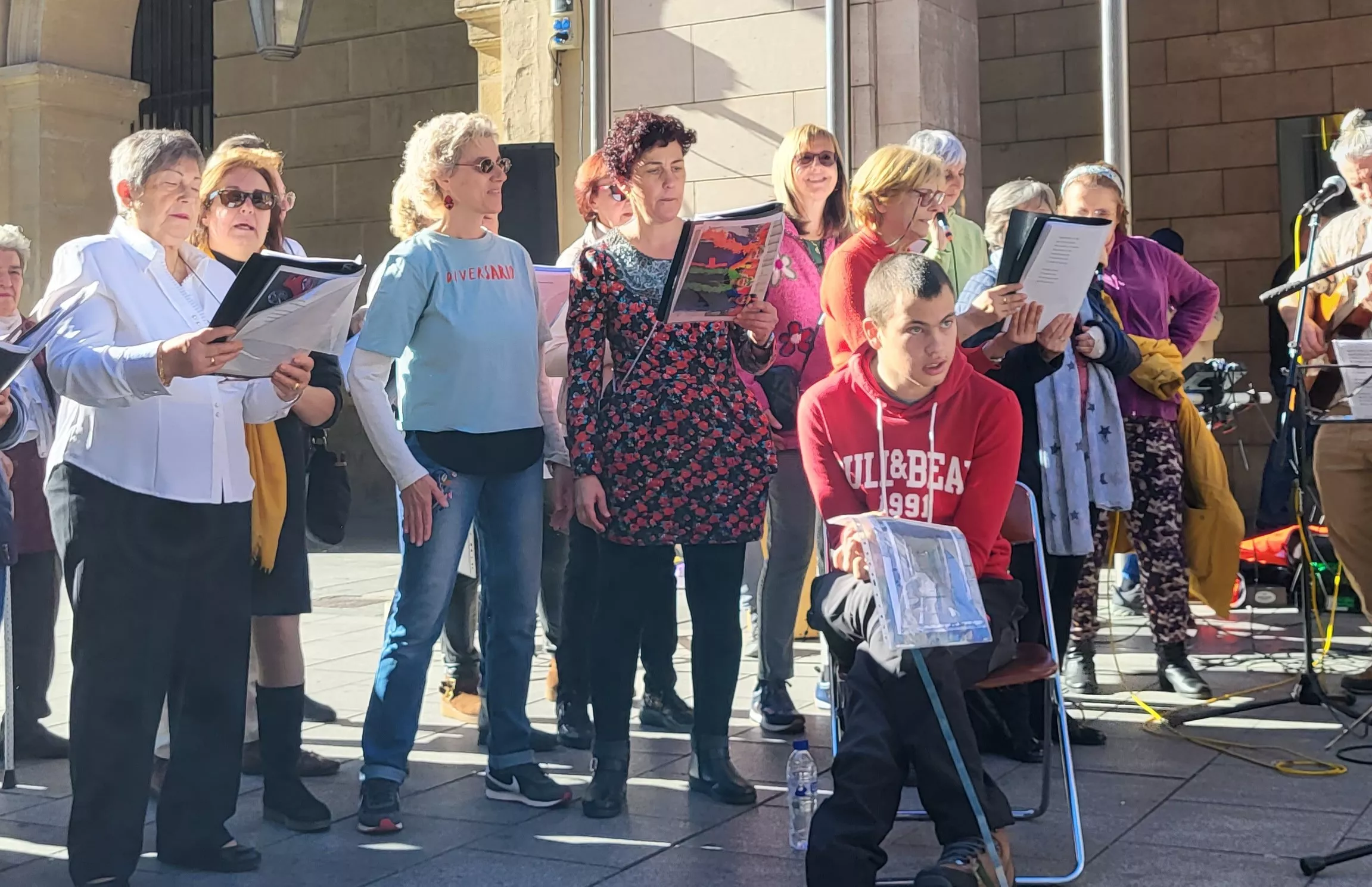 Actuación del Coro de Arcadia y La Remós Band en la clausura de Diversario. Foto Mercedes Manterola