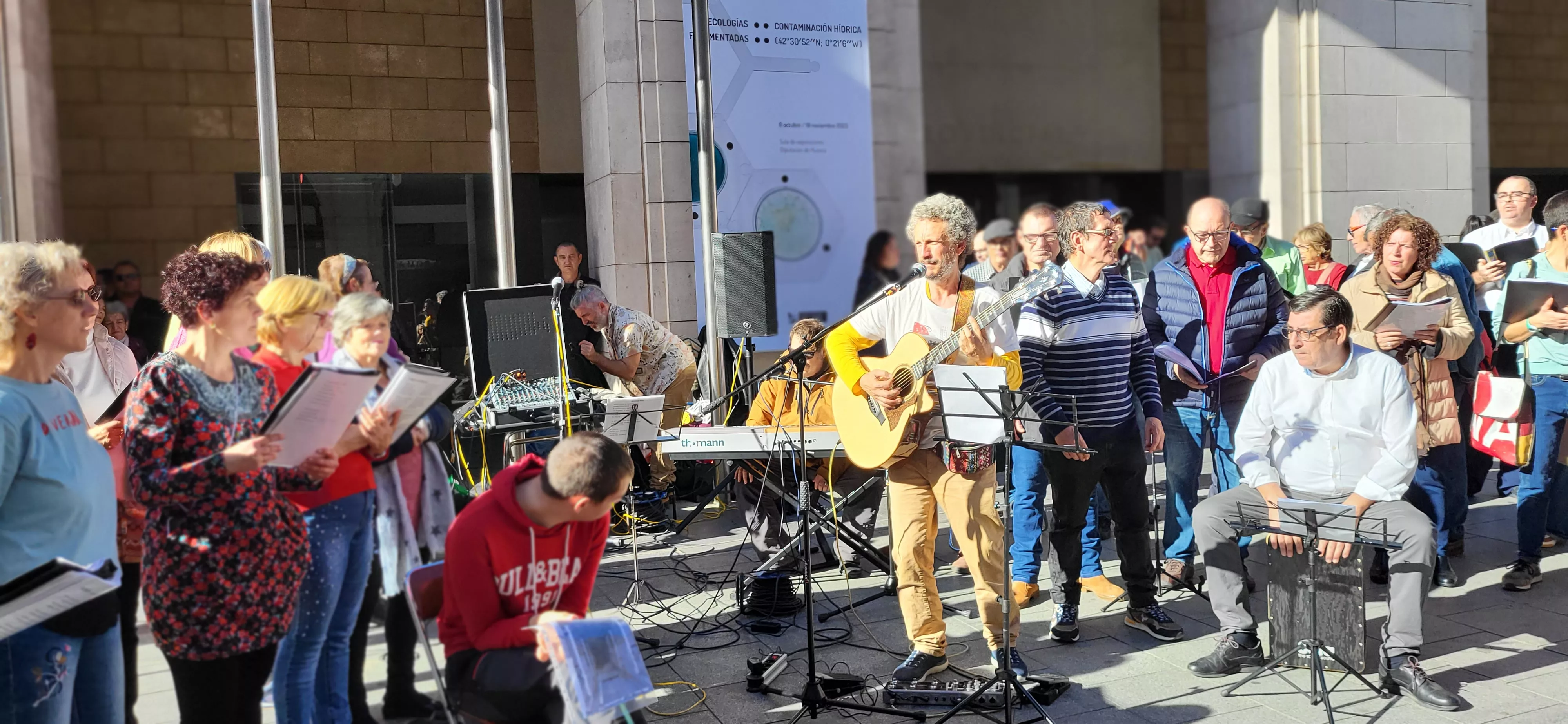 Actuación del Coro de Arcadia y La Remós Band en la clausura de Diversario. Foto Mercedes Manterola