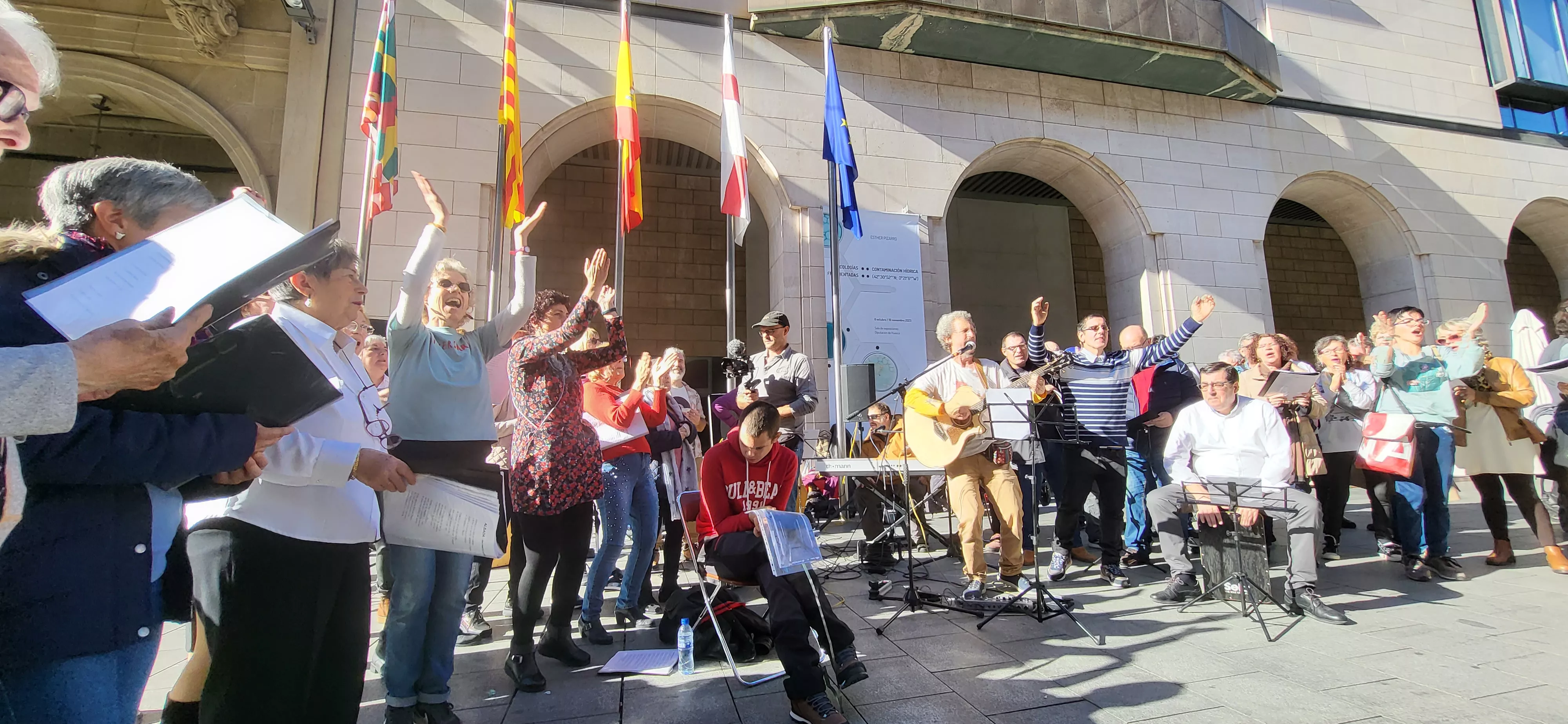 Actuación del Coro de Arcadia y La Remós Band en la clausura de Diversario. Foto Mercedes Manterola