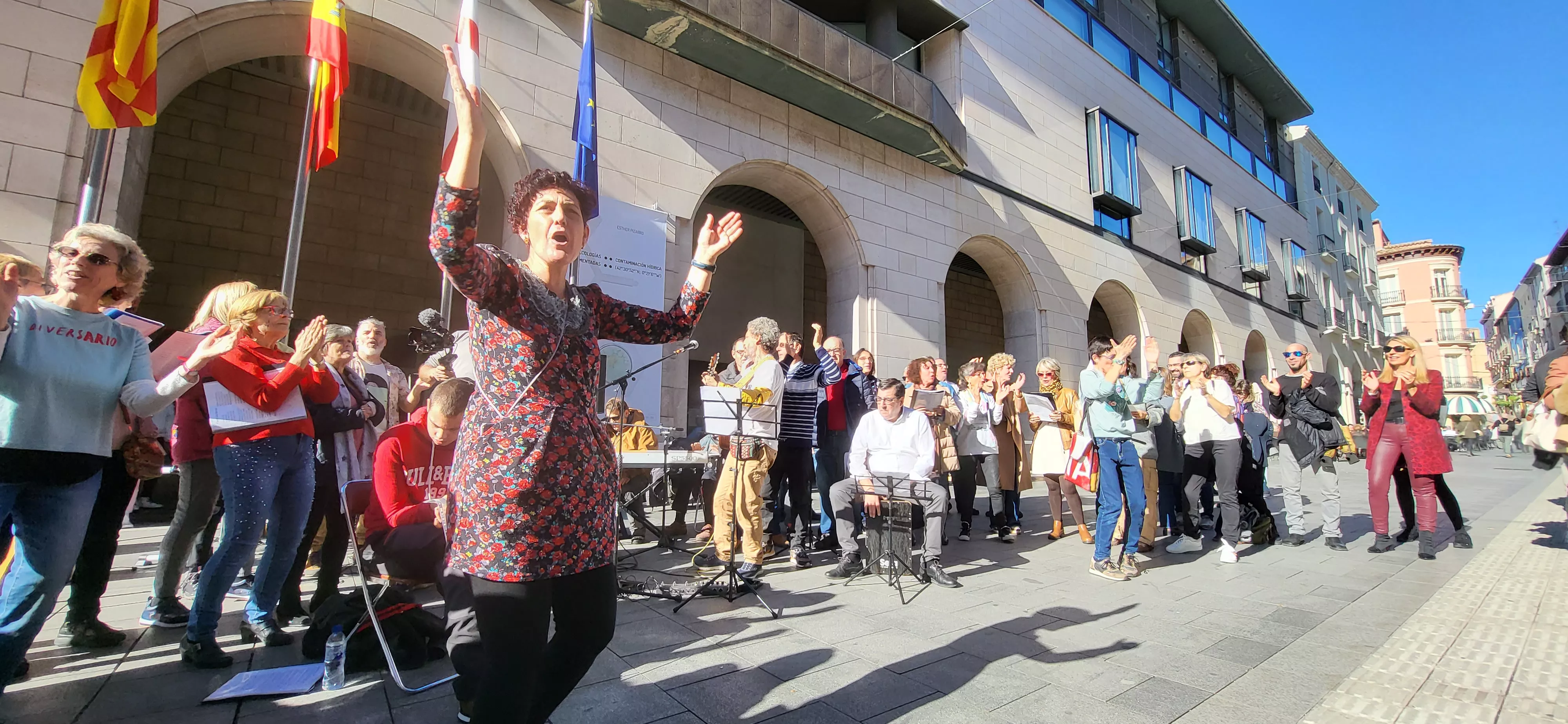 Actuación del Coro de Arcadia y La Remós Band en la clausura de Diversario. Foto Mercedes Manterola