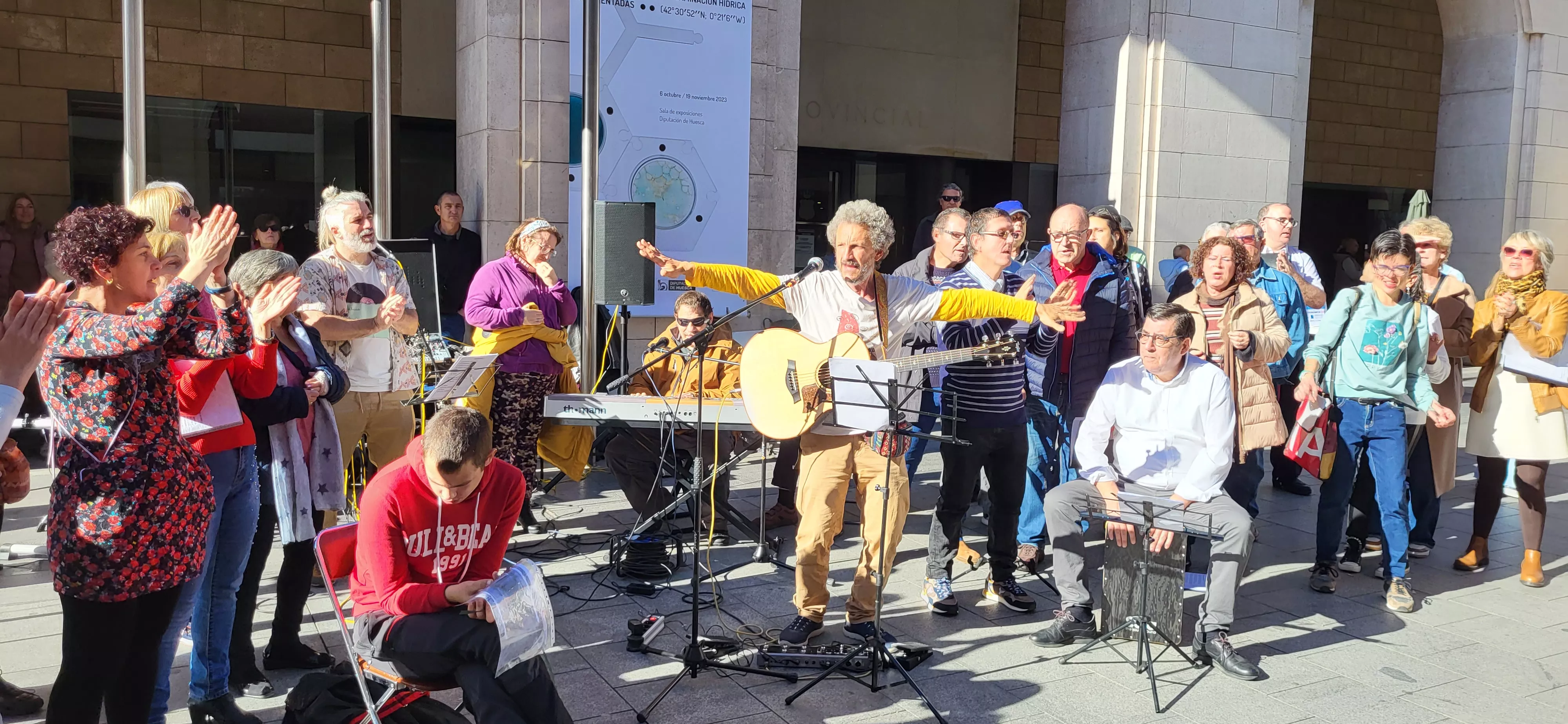 Actuación del Coro de Arcadia y La Remós Band en la clausura de Diversario. Foto Mercedes Manterola