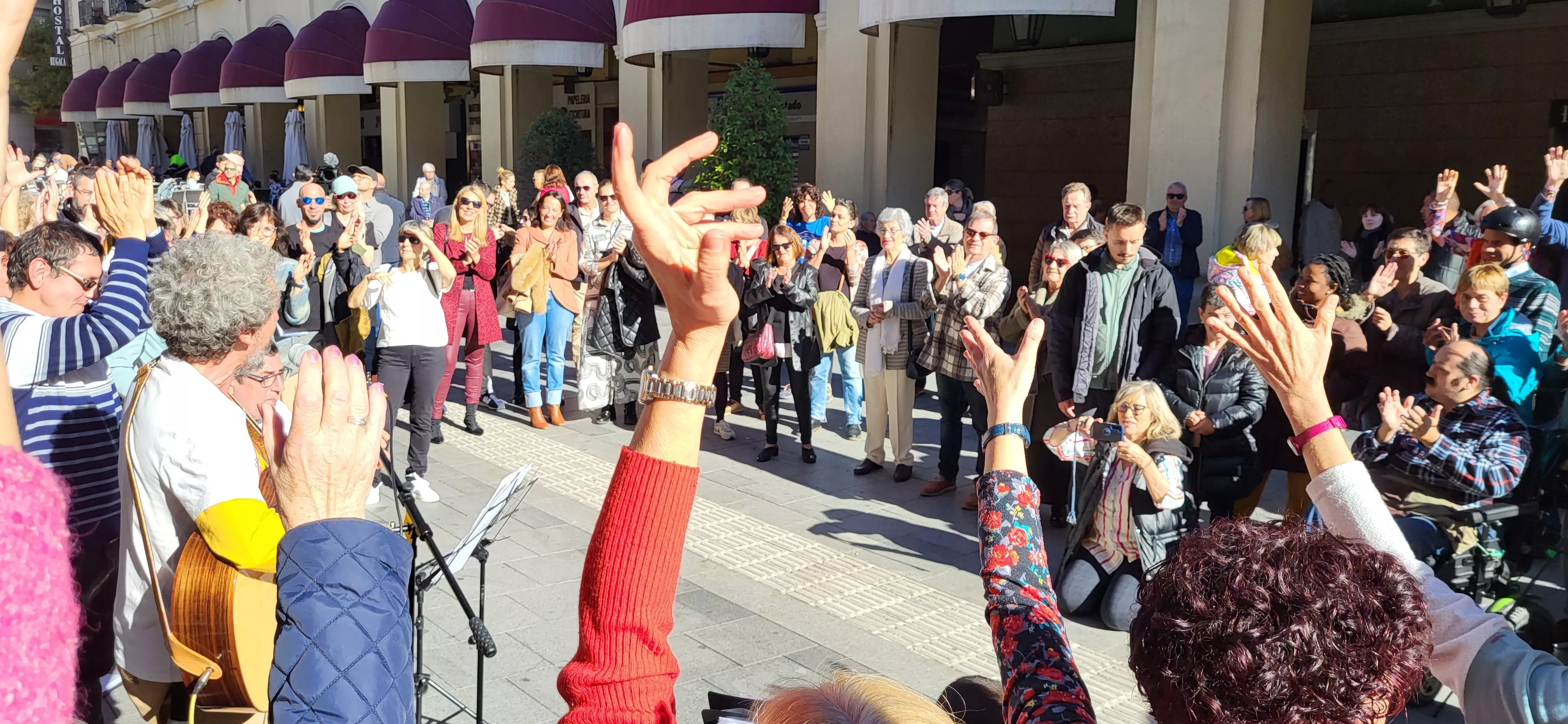 Actuación del Coro de Arcadia y La Remós Band en la clausura de Diversario. Foto Mercedes Manterola