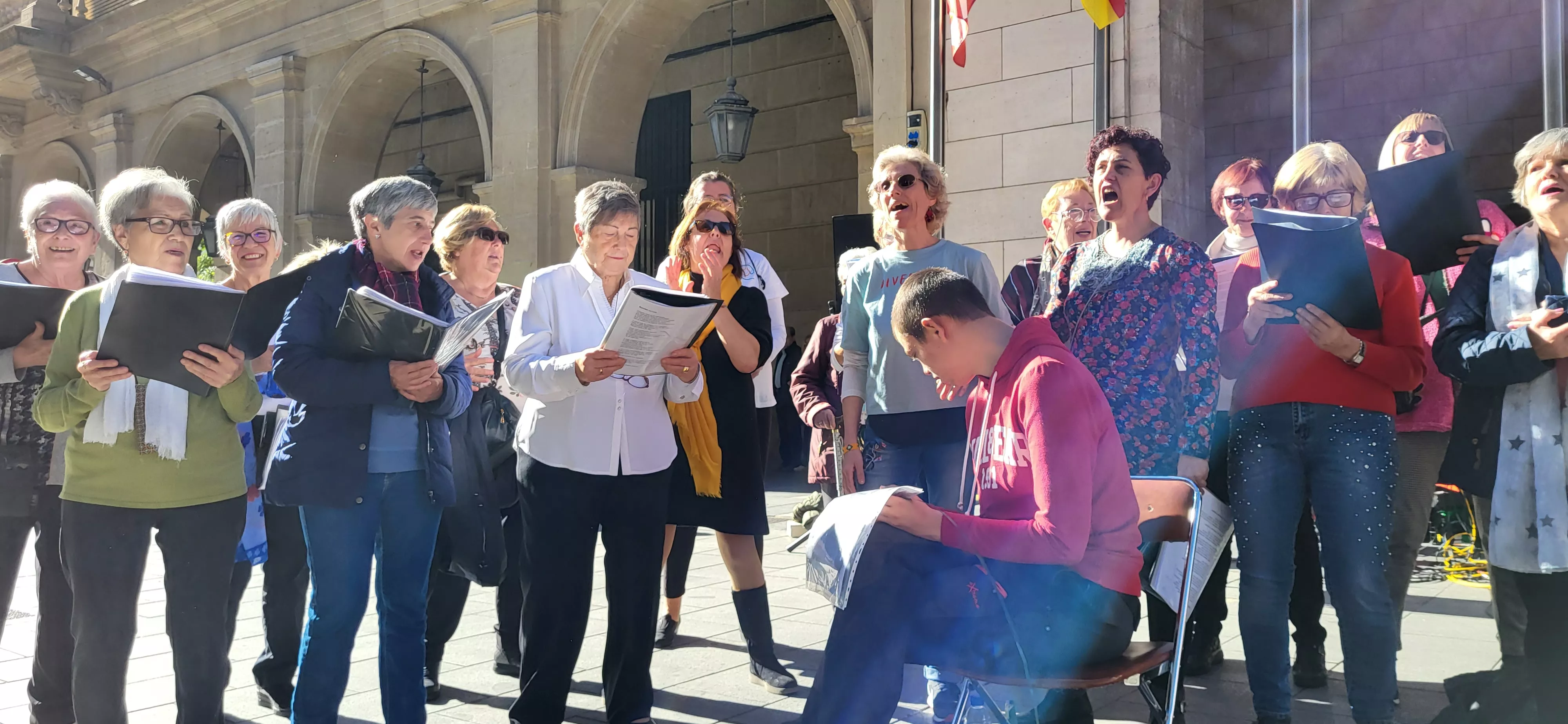 Actuación del Coro de Arcadia y La Remós Band en la clausura de Diversario. Foto Mercedes Manterola