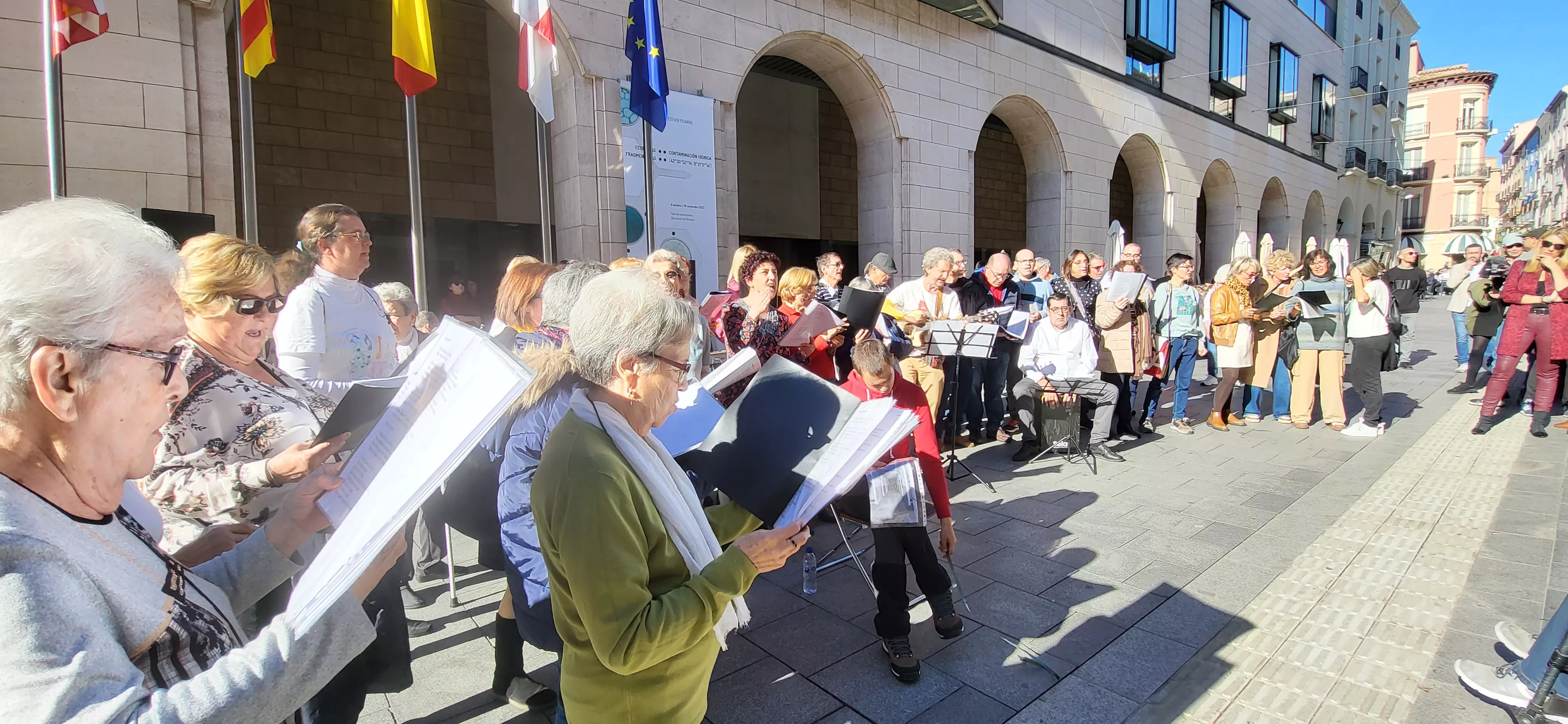 Actuación del Coro de Arcadia y La Remós Band en la clausura de Diversario. Foto Mercedes Manterola