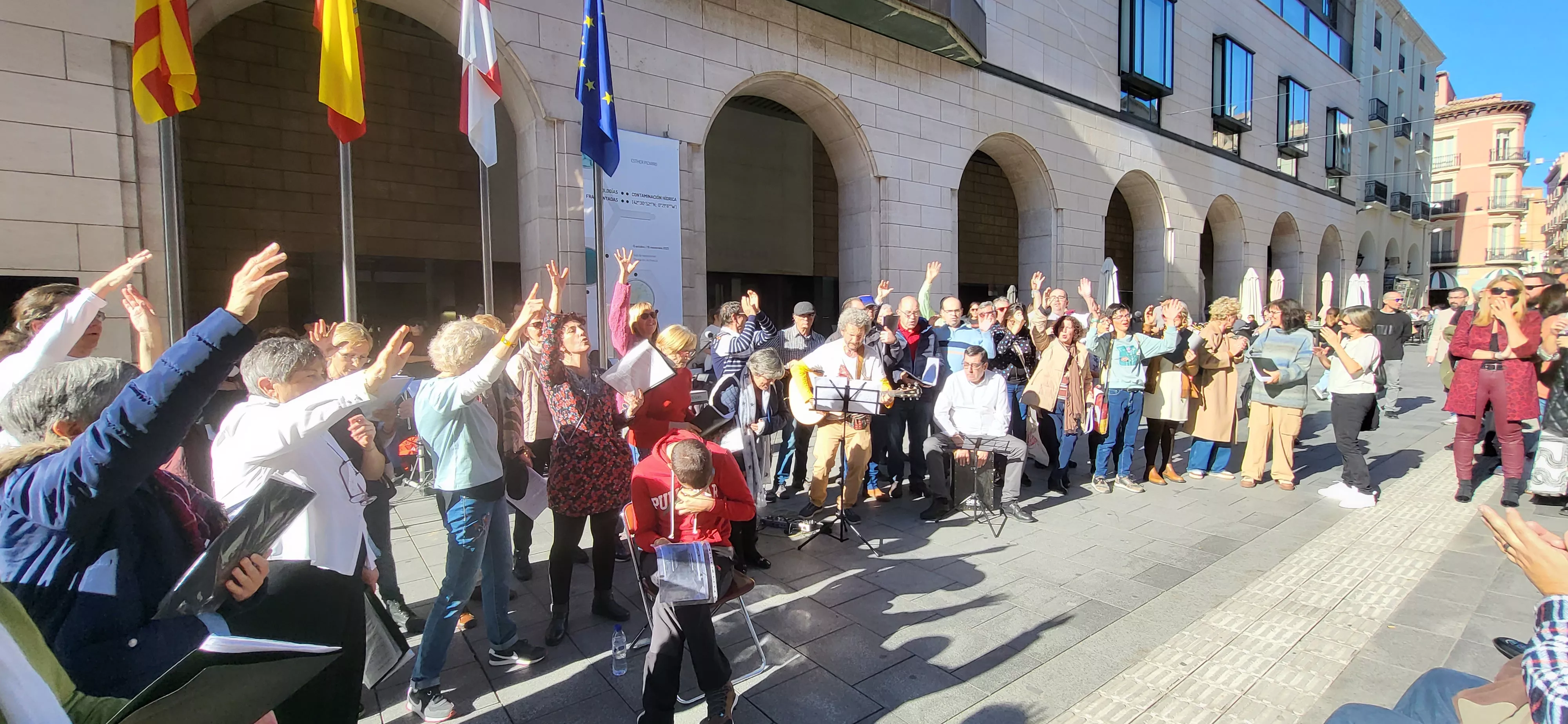 Actuación del Coro de Arcadia y La Remós Band en la clausura de Diversario. Foto Mercedes Manterola