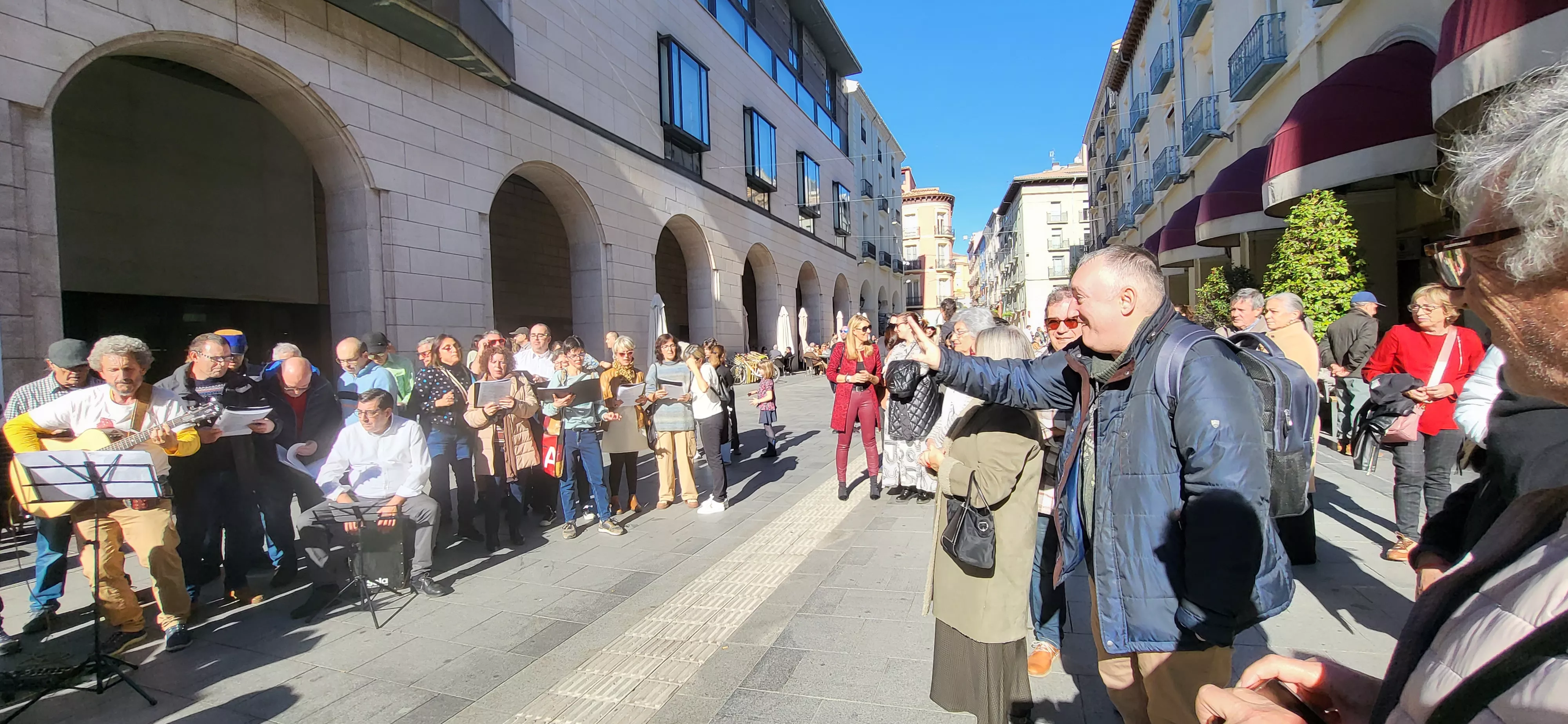 Actuación del Coro de Arcadia y La Remós Band en la clausura de Diversario. Foto Mercedes Manterola