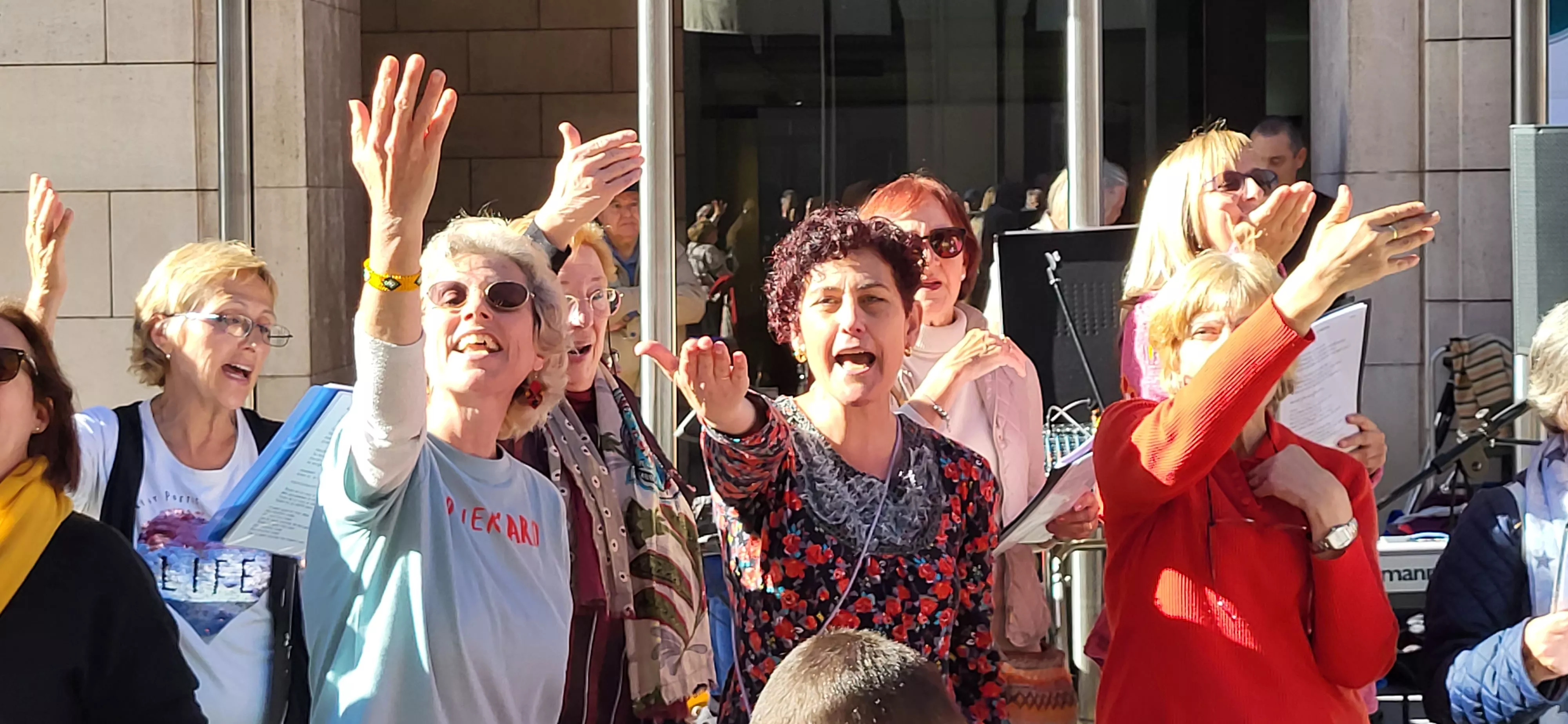 Actuación del Coro de Arcadia y La Remós Band en la clausura de Diversario. Foto Mercedes Manterola