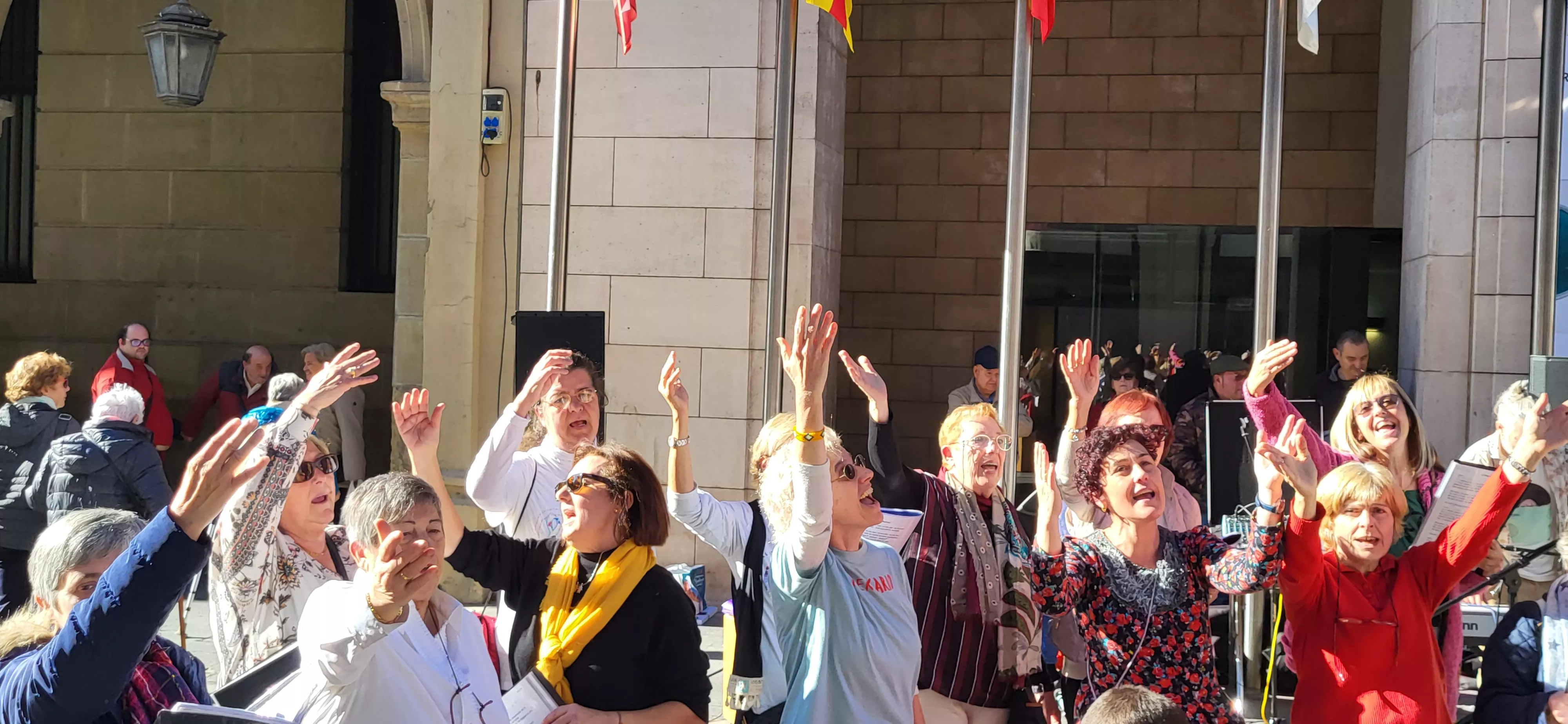 Actuación del Coro de Arcadia y La Remós Band en la clausura de Diversario. Foto Mercedes Manterola