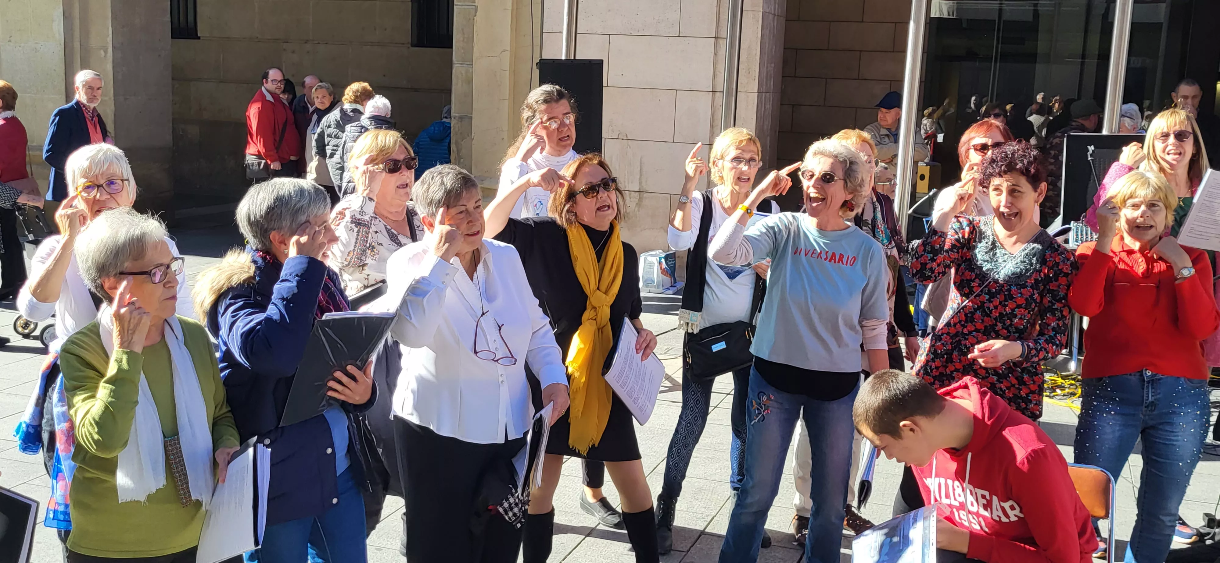 Actuación del Coro de Arcadia y La Remós Band en la clausura de Diversario. Foto Mercedes Manterola