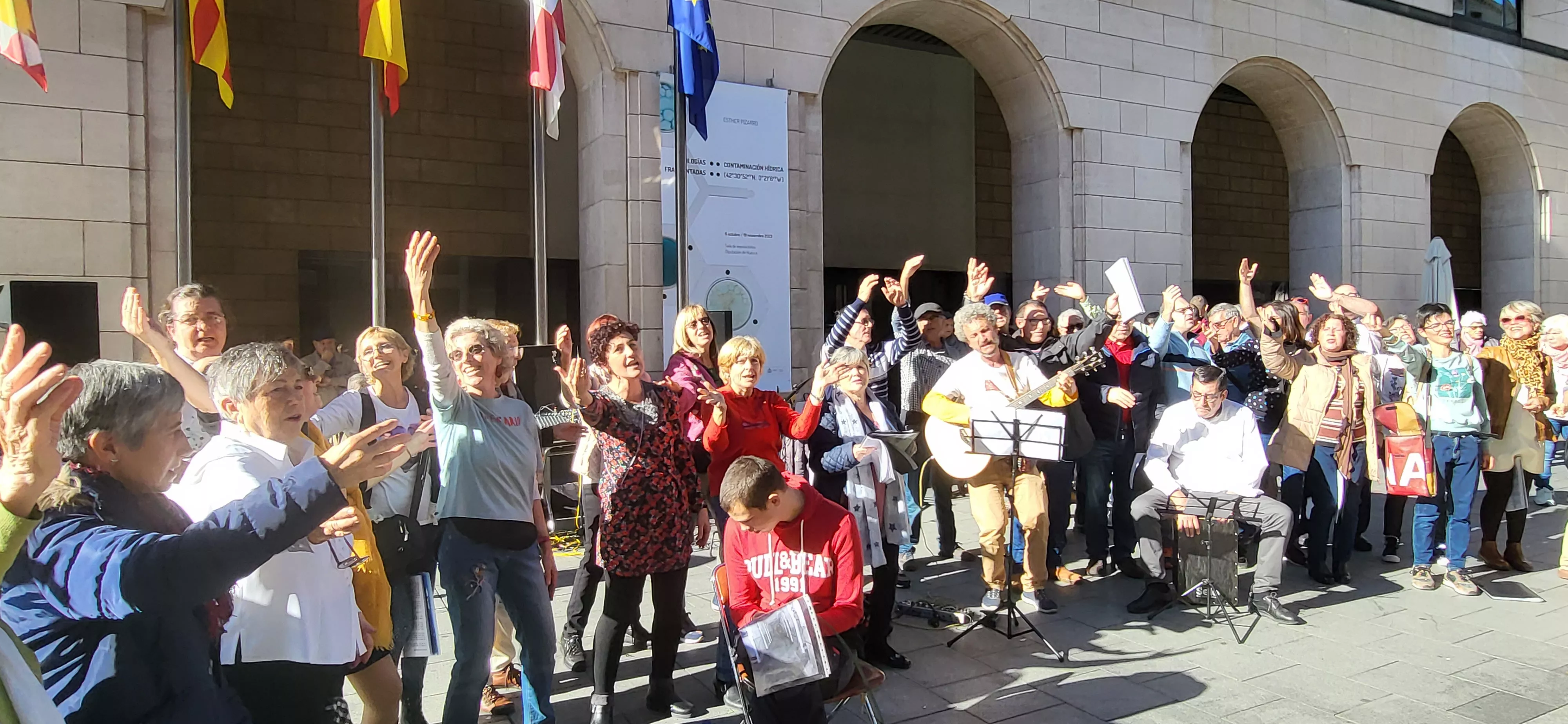 Actuación del Coro de Arcadia y La Remós Band en la clausura de Diversario. Foto Mercedes Manterola