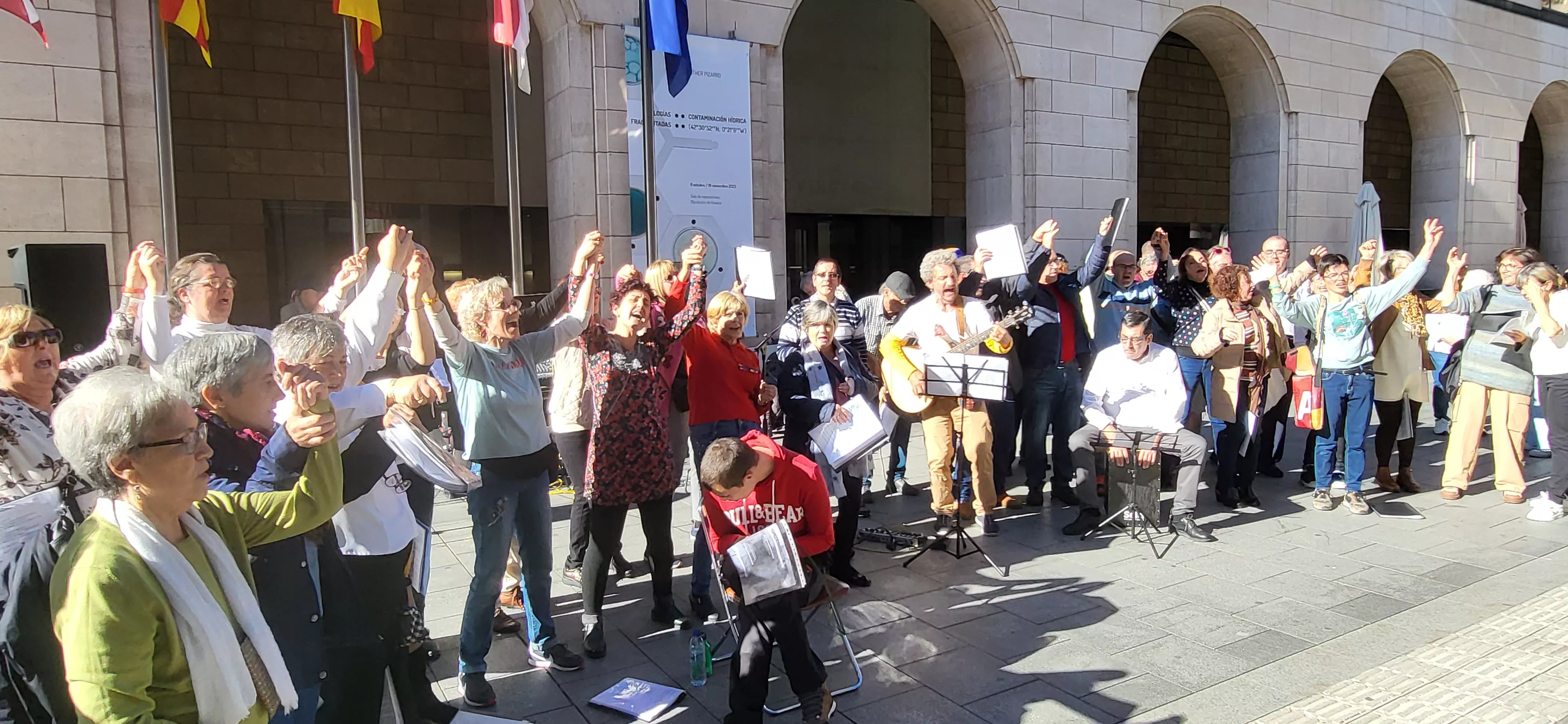 Actuación del Coro de Arcadia y La Remós Band en la clausura de Diversario. Foto Mercedes Manterola