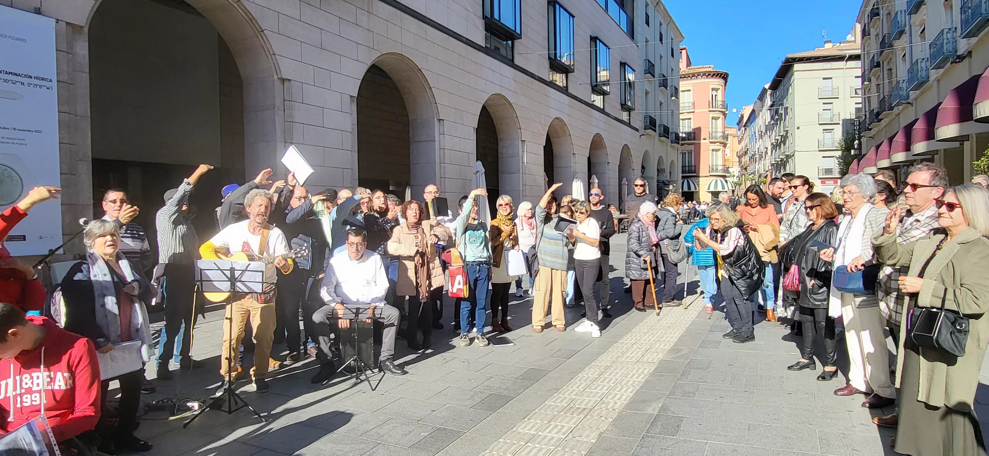 Actuación del Coro de Arcadia y La Remós Band en la clausura de Diversario. Foto Mercedes Manterola