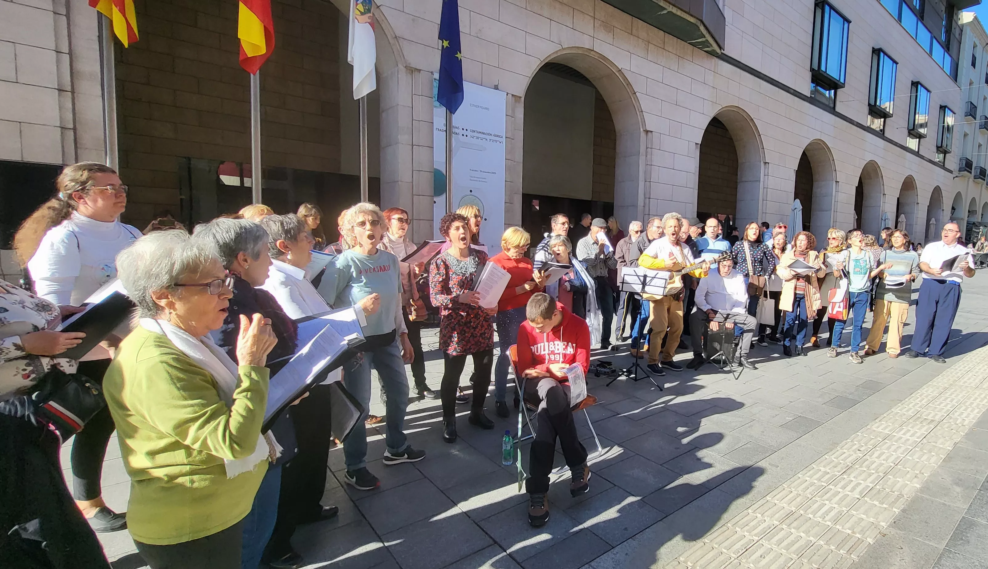 Actuación del Coro de Arcadia y La Remós Band en la clausura de Diversario. Foto Mercedes Manterola